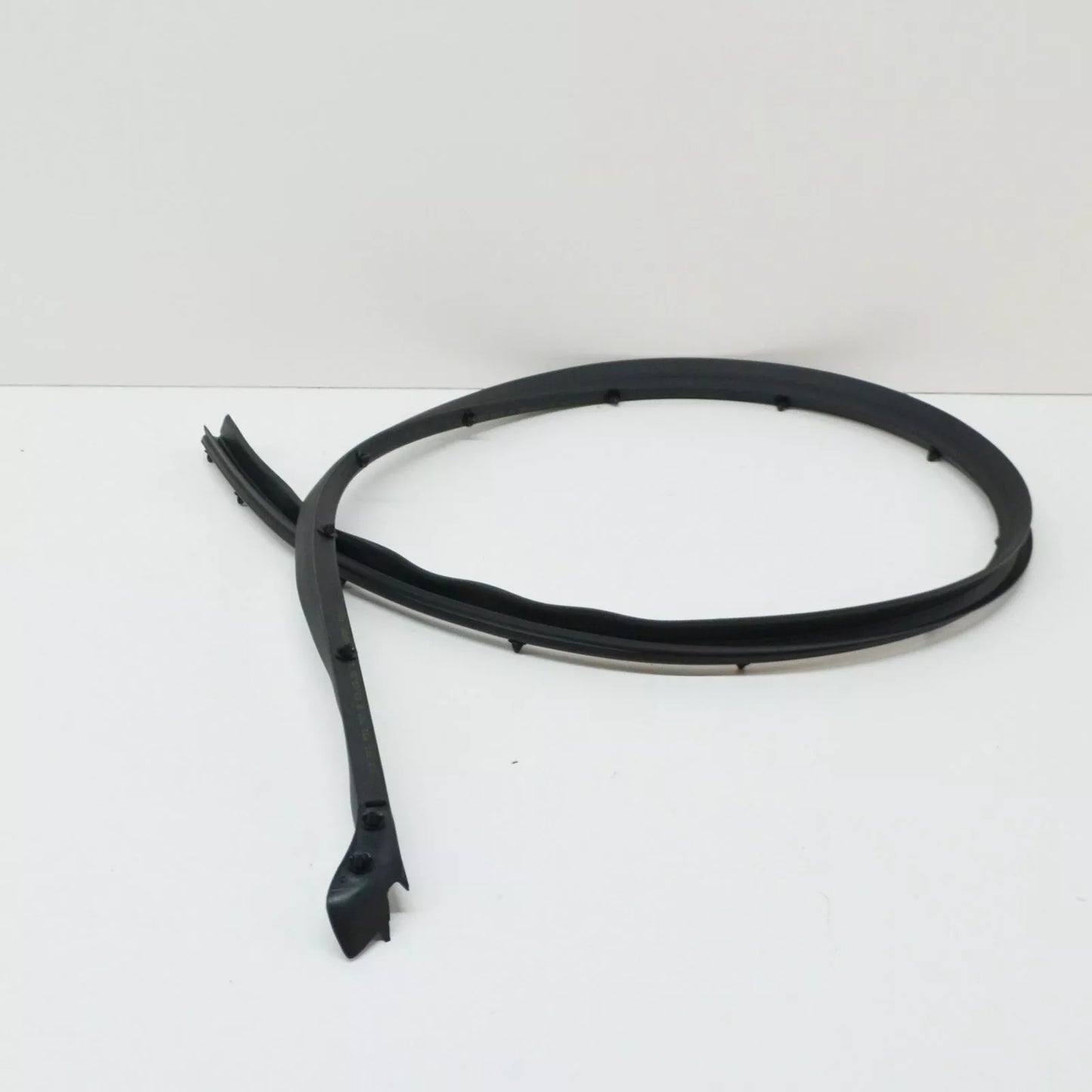 NEW VOLKSWAGEN GOLF MK6 REAR OUTER DOOR SEAL - RIGHT 5K6839700B