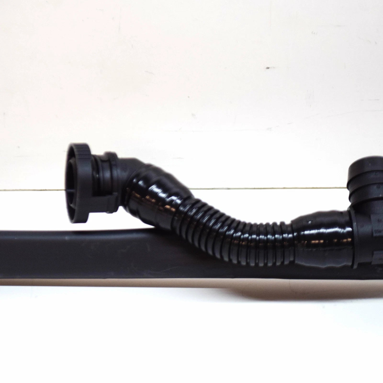 NEW AUDI RS6 AVANT C6 CYLINDER HEAD BREATHER PIPE LINE 07L103542A ORIGINAL