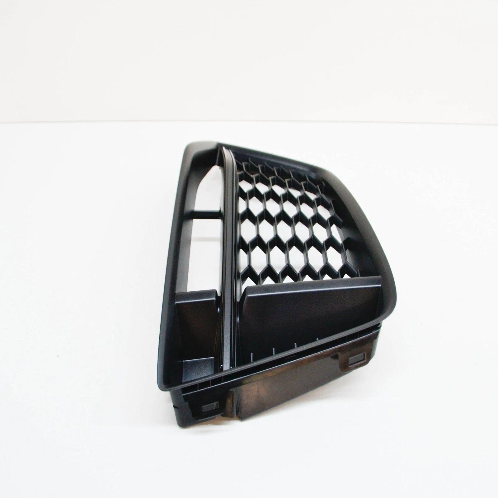 NEW AUDI TT FV FRONT LEFT AIR GUIDE GRILLE 8S0807681B T94 8S0807681BT94