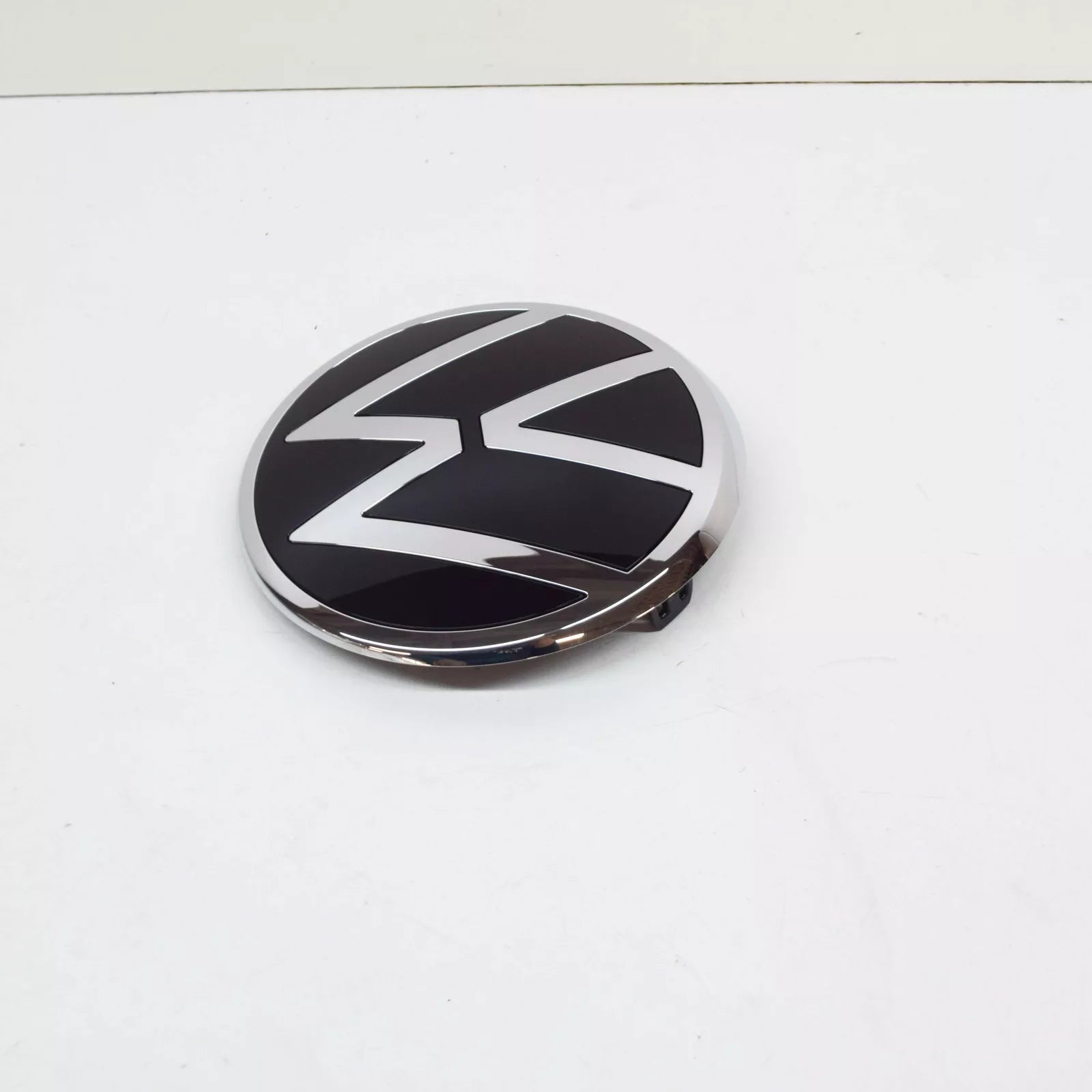 NEW VOLKSWAGEN T-ROC FRONT EMBLEM BADGE 2GM853601FDPJ