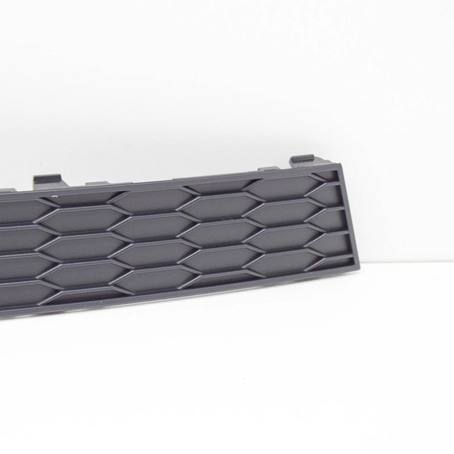 NEW AUDI Q3 8U REAR BUMPER CENTER LOWER TRIM 8U0807823A4U8 ORIGINAL