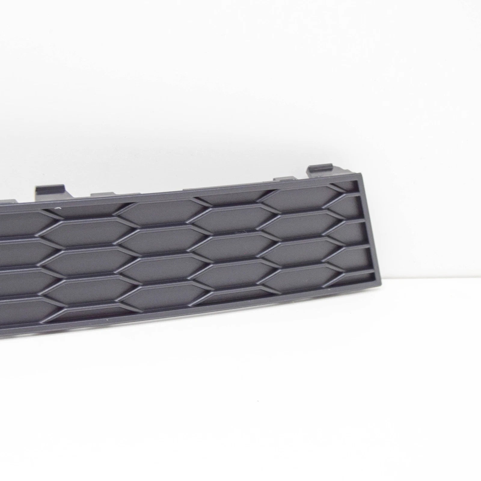 NEW AUDI Q3 8U REAR BUMPER CENTER LOWER TRIM 8U0807823A4U8 ORIGINAL