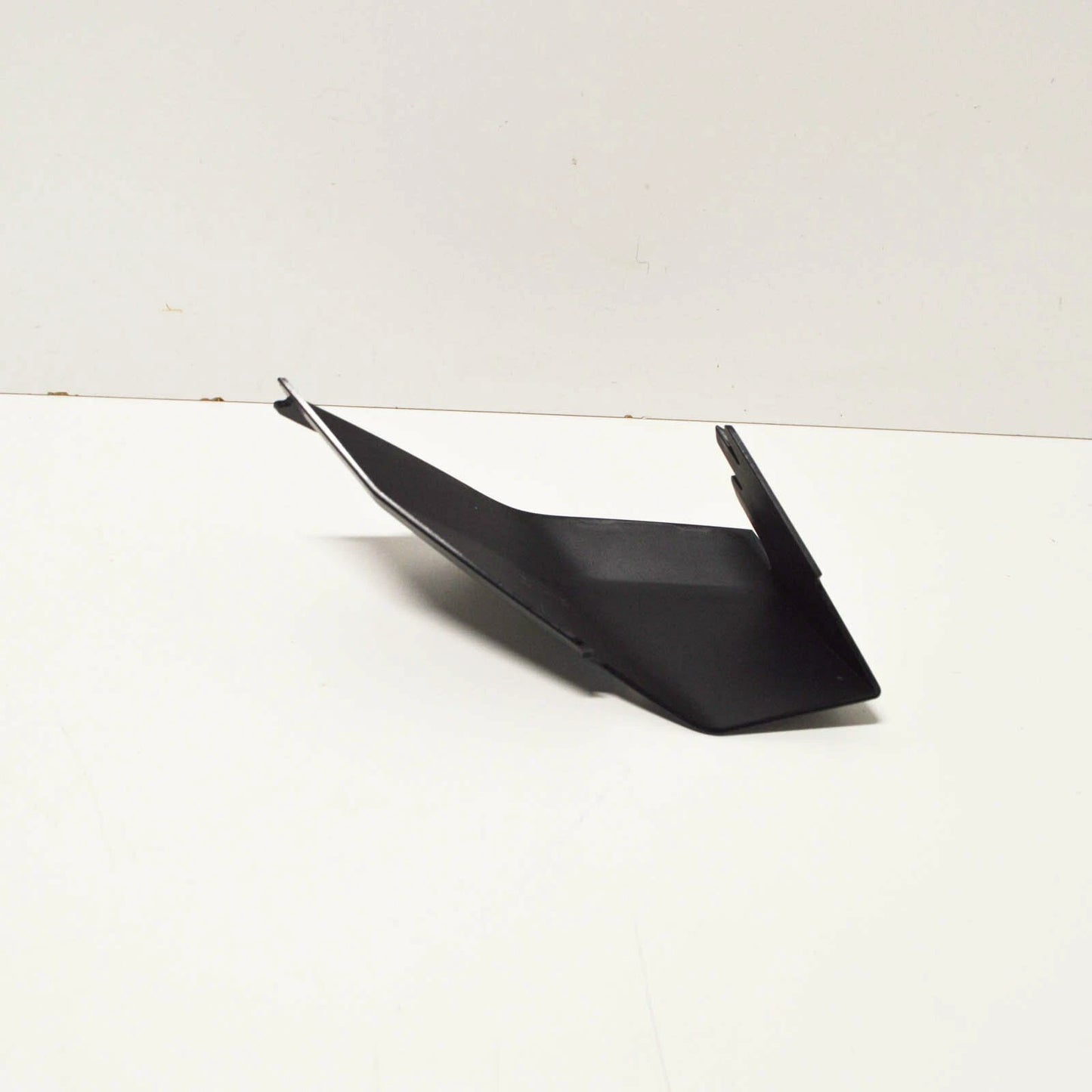 NEW AUDI Q7 4L FRONT RIGHT AIR GUIDE 4L0807152C01C