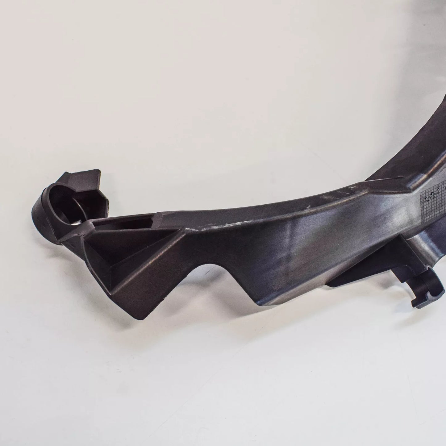 NEW BMW 3 E90 FRONT RIGHT HEADLIGHT BRACKET 51647138402