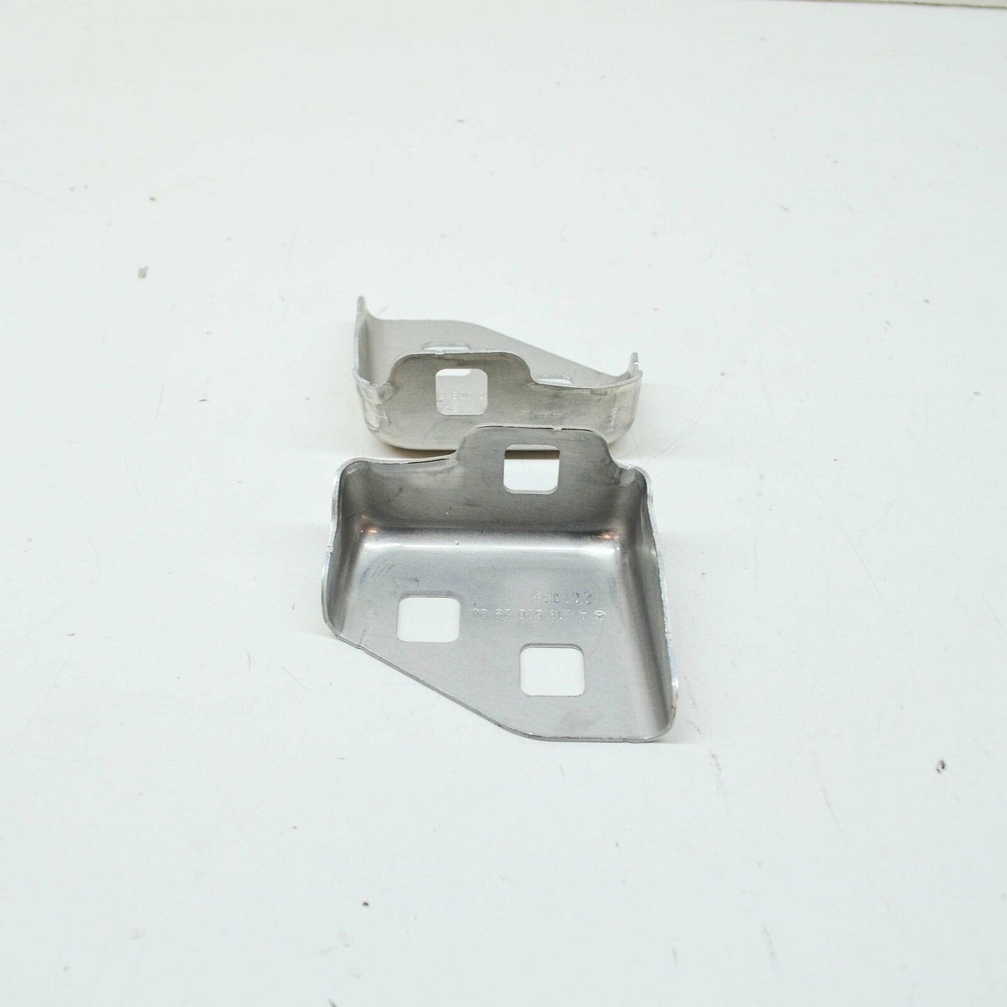 NEW MB GLC COUPE C253 FRONT RIGHT HEADLIGHT BOTTOM HOLDER A2136202900 ORIGINAL