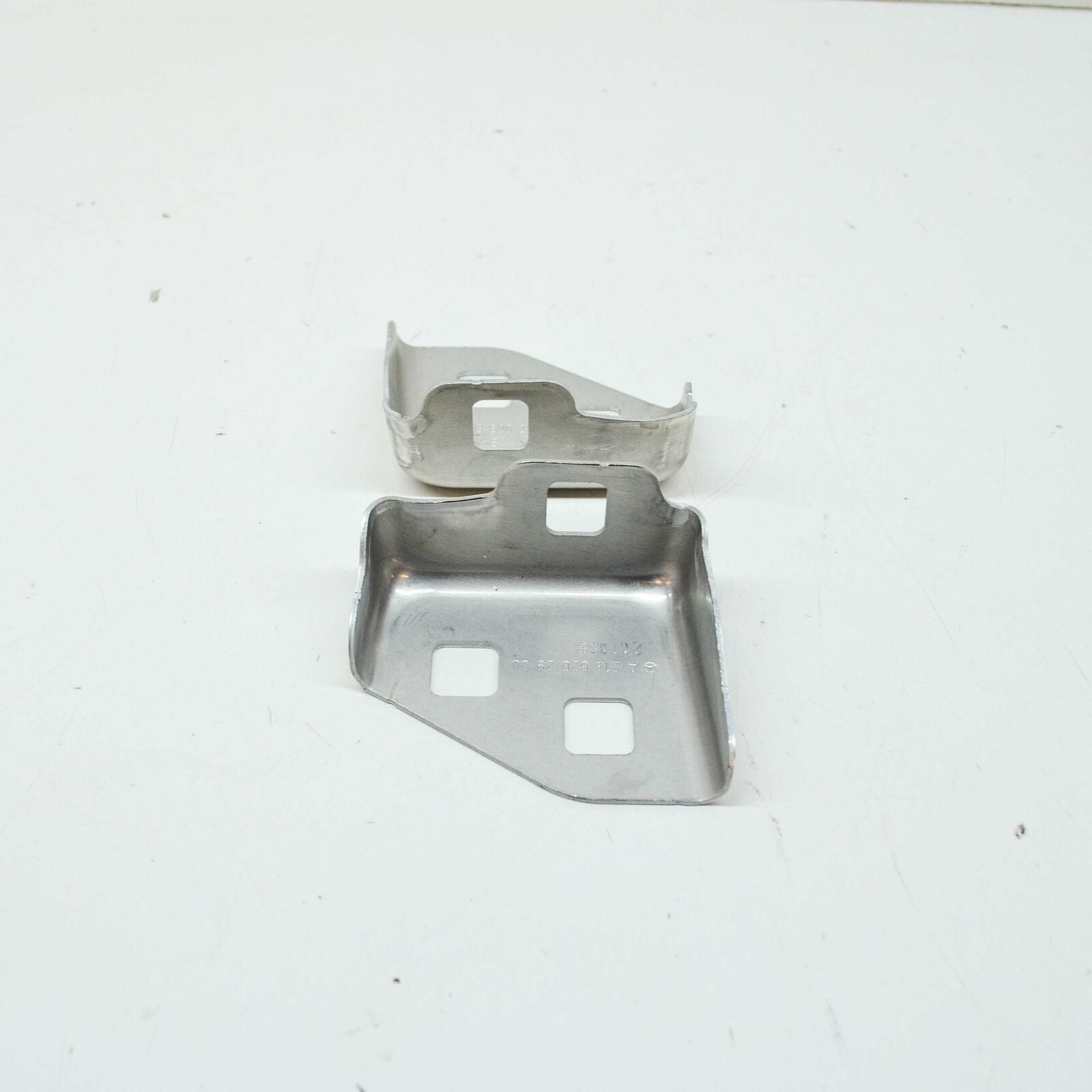 NEW MB GLC COUPE C253 FRONT RIGHT HEADLIGHT BOTTOM HOLDER A2136202900 ORIGINAL