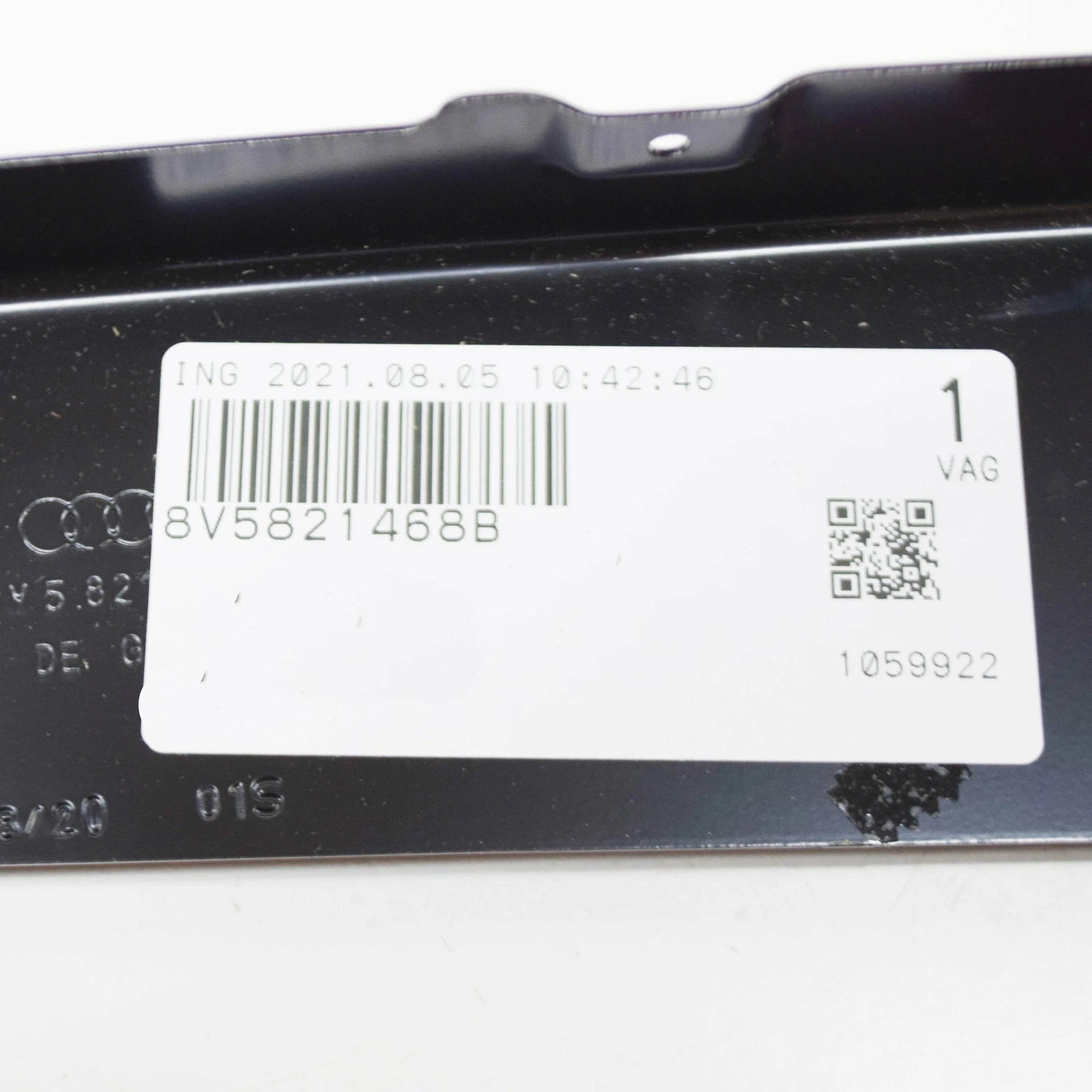 NEW AUDI A3 CONVERTIBLE 8V FRONT RIGHT FENDER BRACKET 8V5821468B ORIGINAL