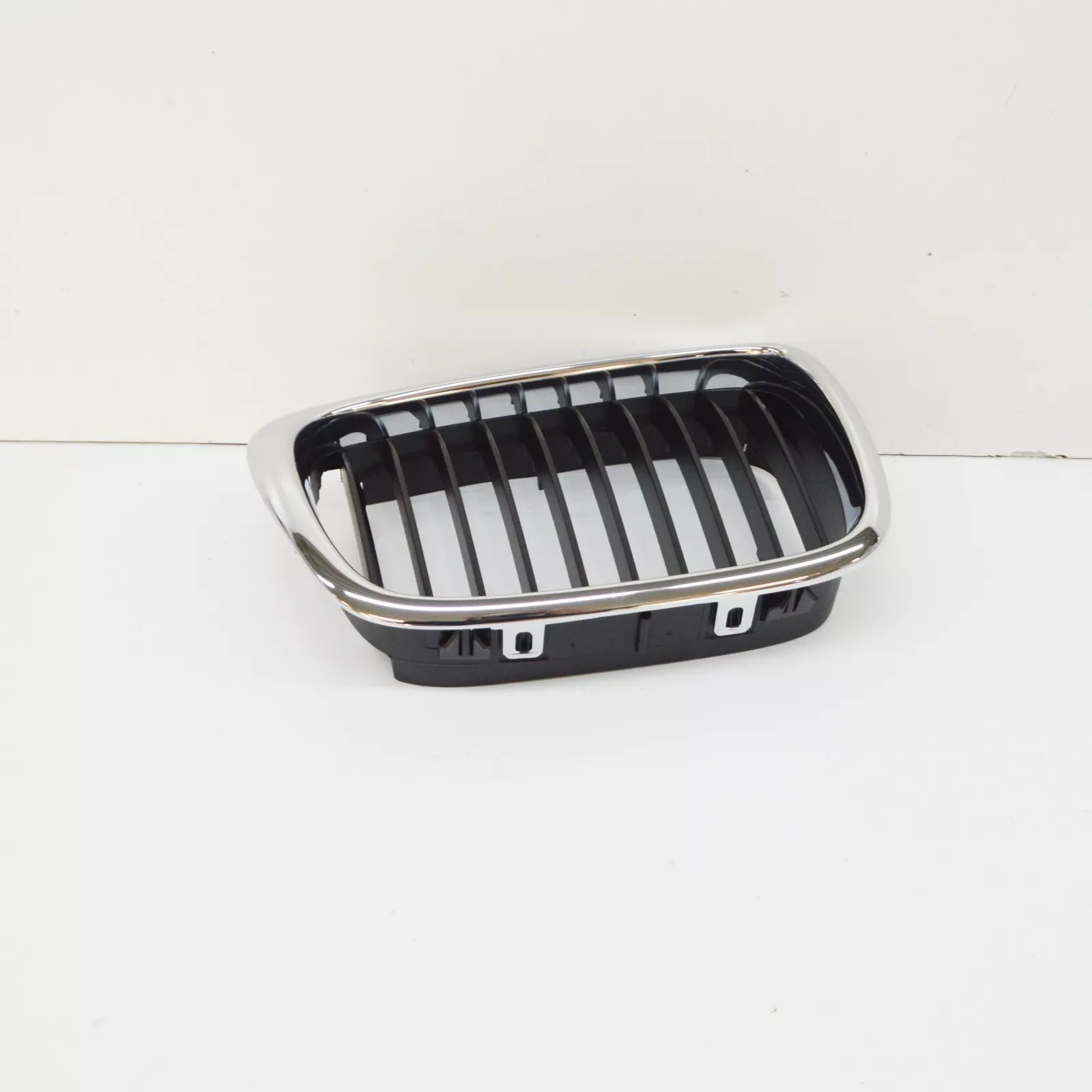 NEW BMW E39 FRONT RADIATOR KIDNEY BLACK GRILLE RIGHT 7005838 51137005838