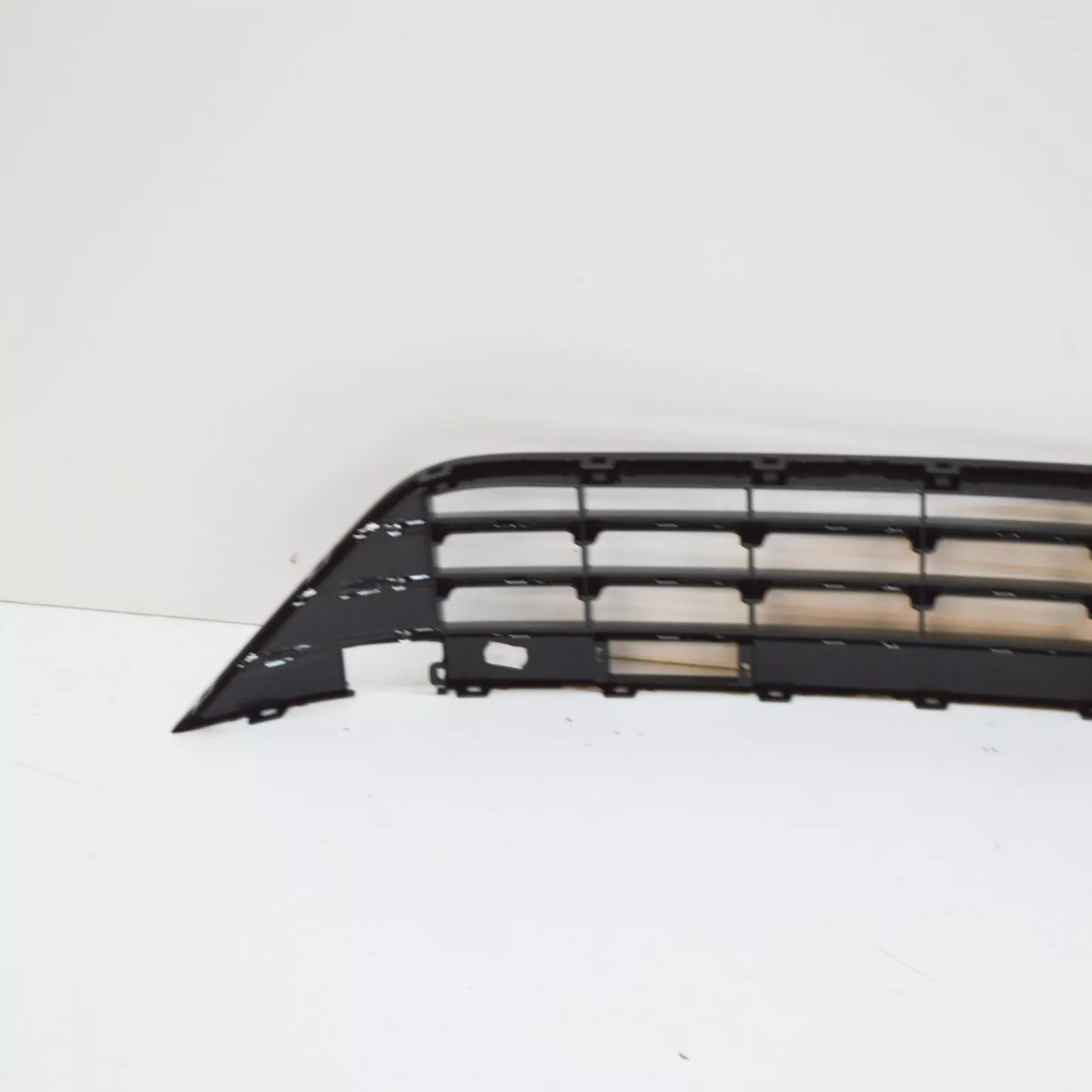 NEW VW TOUAREG 7L FRONT BUMPER LOWER CENTER GRILLE 7P6853671J041 ORIGINAL