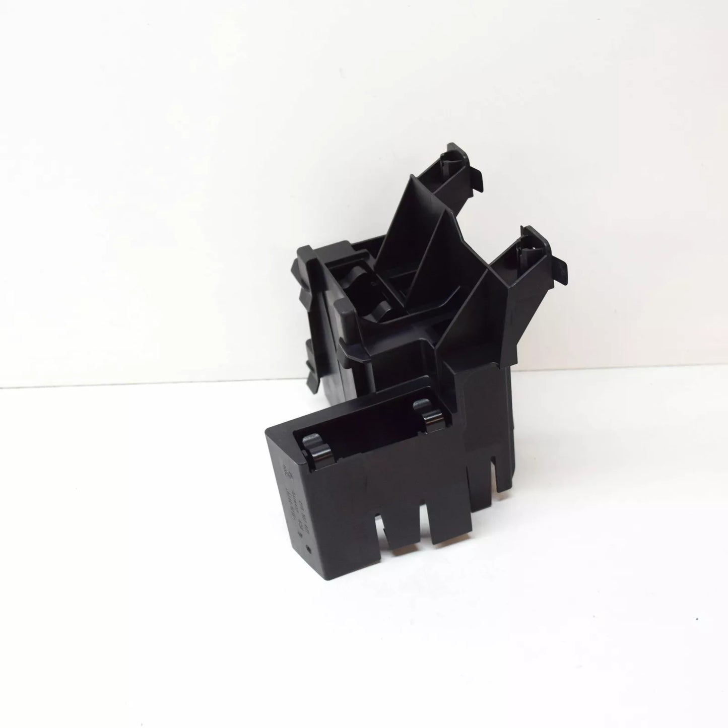 NEW AUDI A3 8V REAR RIGHT ELECTRICAL MODULE UNIT RETAINER 8V0907471 ORIGINAL