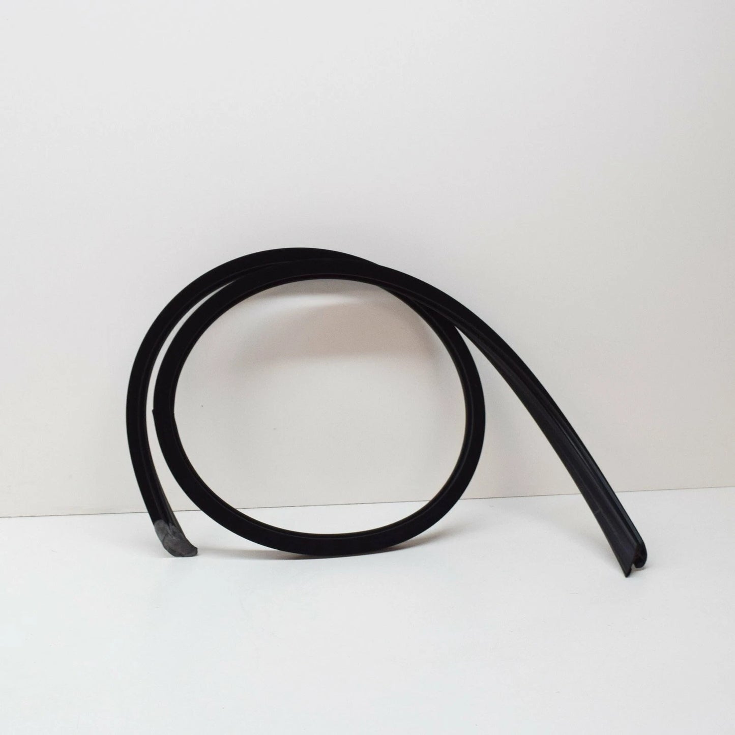 NEW MB E-CLASS W124 COUPE ROOF RAIL WEATHERSTRIP LEFT SEAL A1247200154