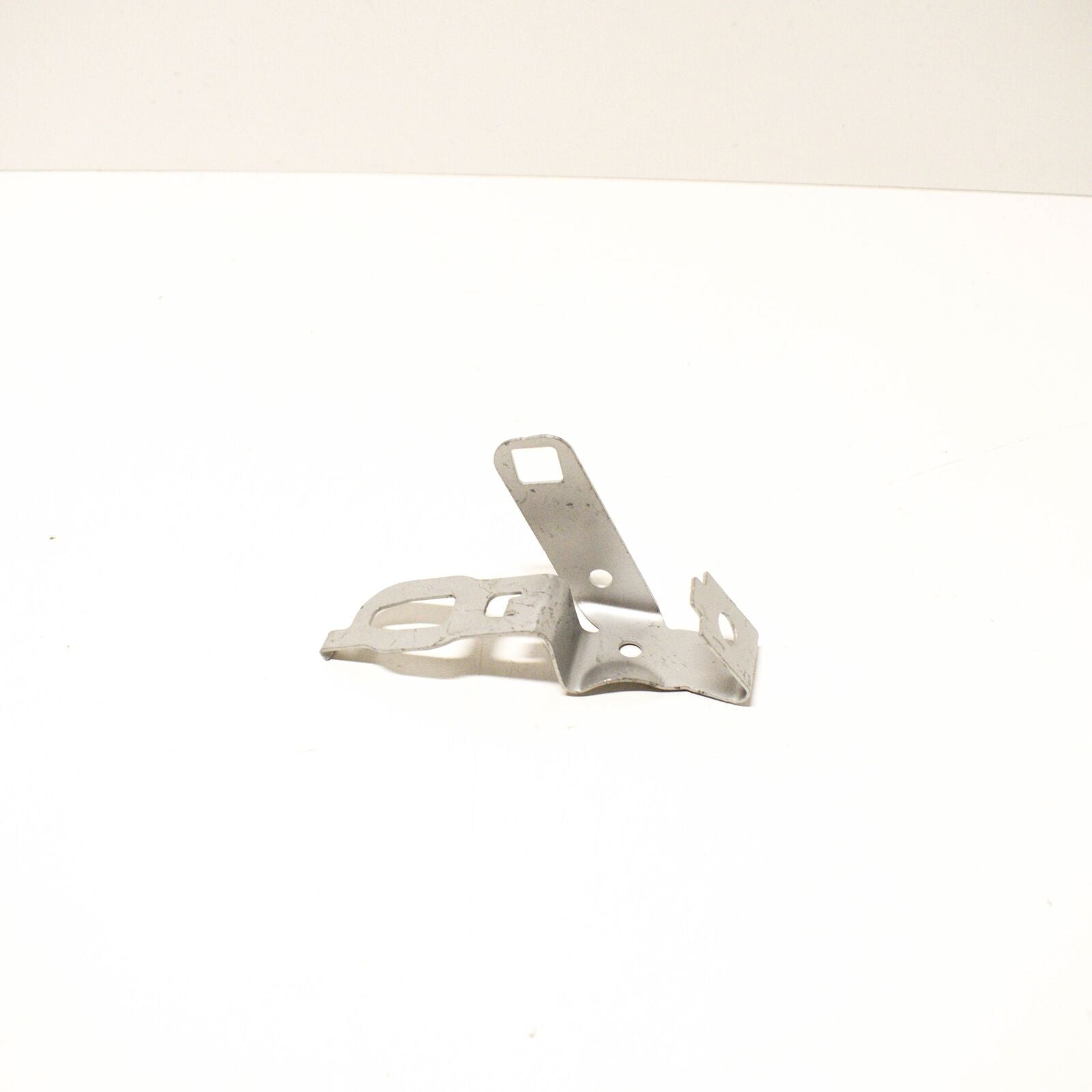 NEW MERCEDES-BENZ C W205 FRONT LEFT SPLASH SHIELD BRACKET A2055240040 ORIGINAL