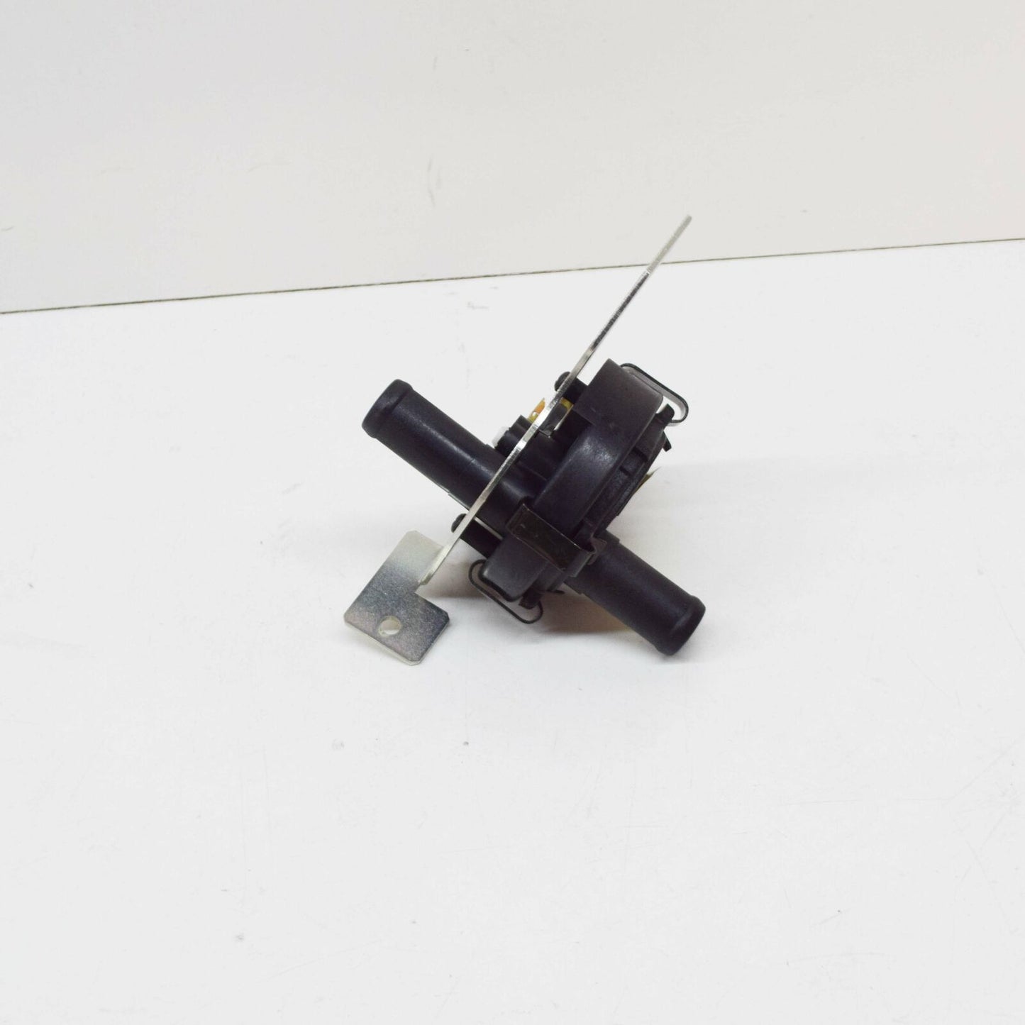 NEW MERCEDES-BENZ G W463 HEATER VALVE A4638300084 ORIGINAL