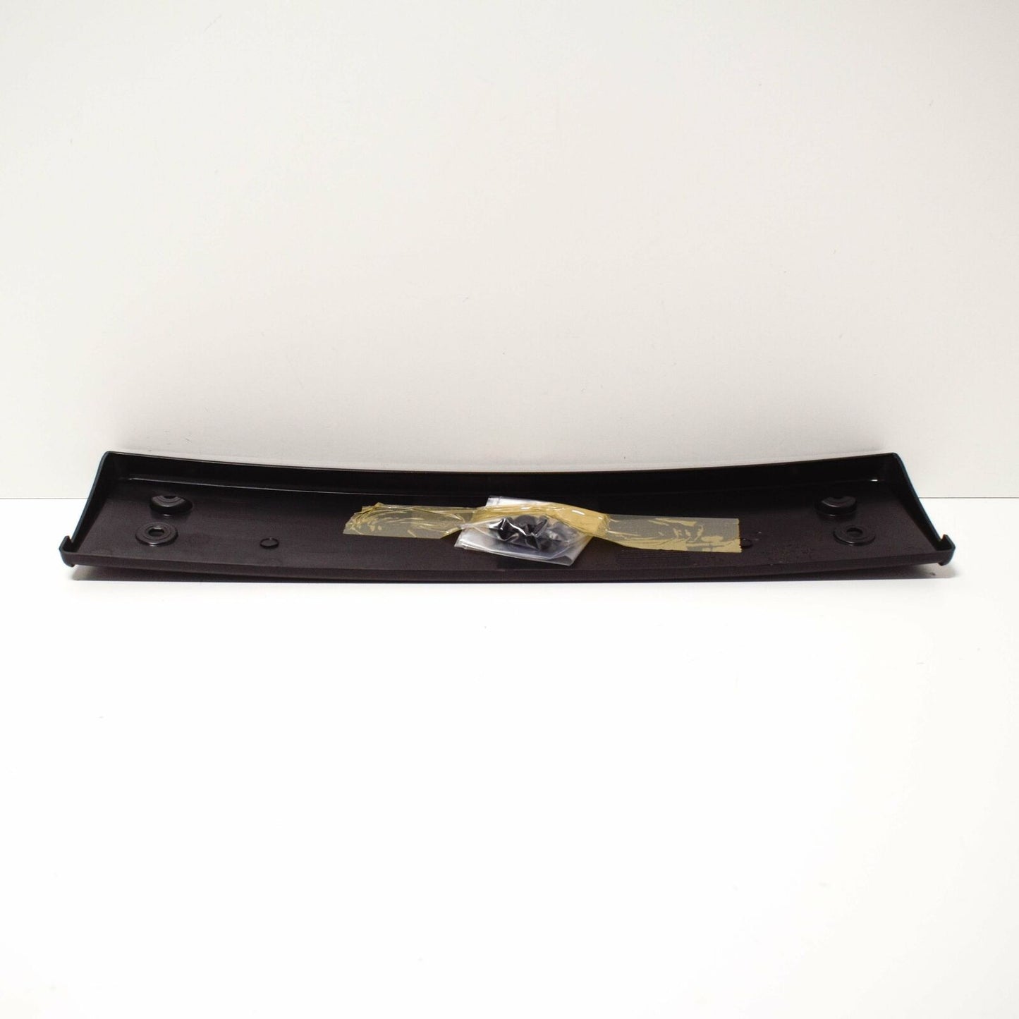 NEW VOLKSWAGEN TOUAREG 7P FRONT LICENCE PLATE HOLDER 7P6807285 ORIGINAL