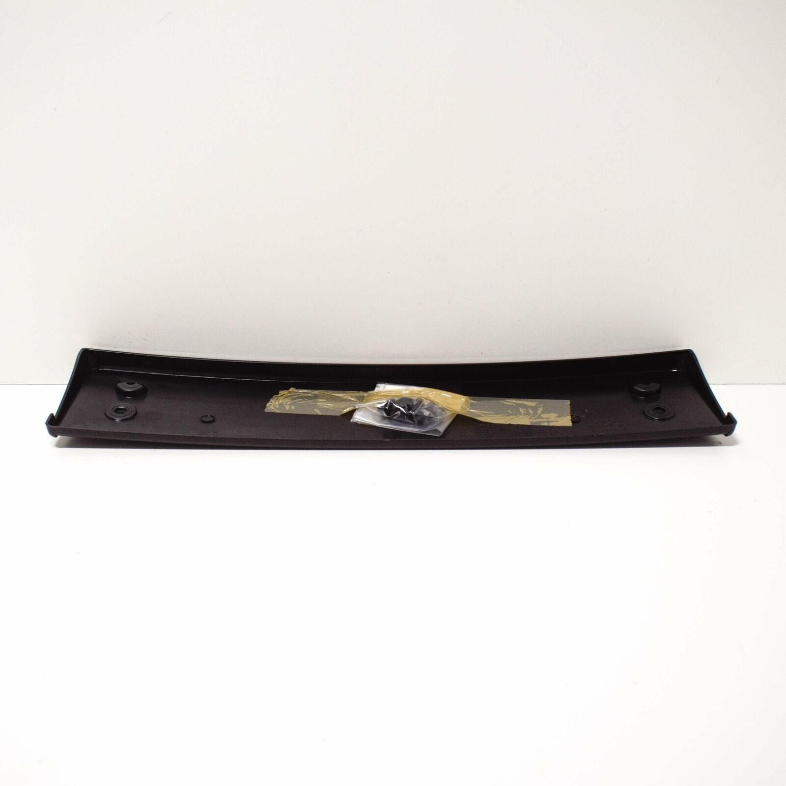 NEW VOLKSWAGEN TOUAREG 7P FRONT LICENCE PLATE HOLDER 7P6807285 ORIGINAL