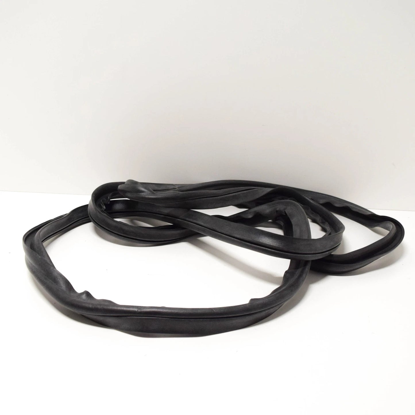 NEW BMW 1502 REAR TAILGATE BOOD LID GASKET SEAL 51715476161 ORIGINAL