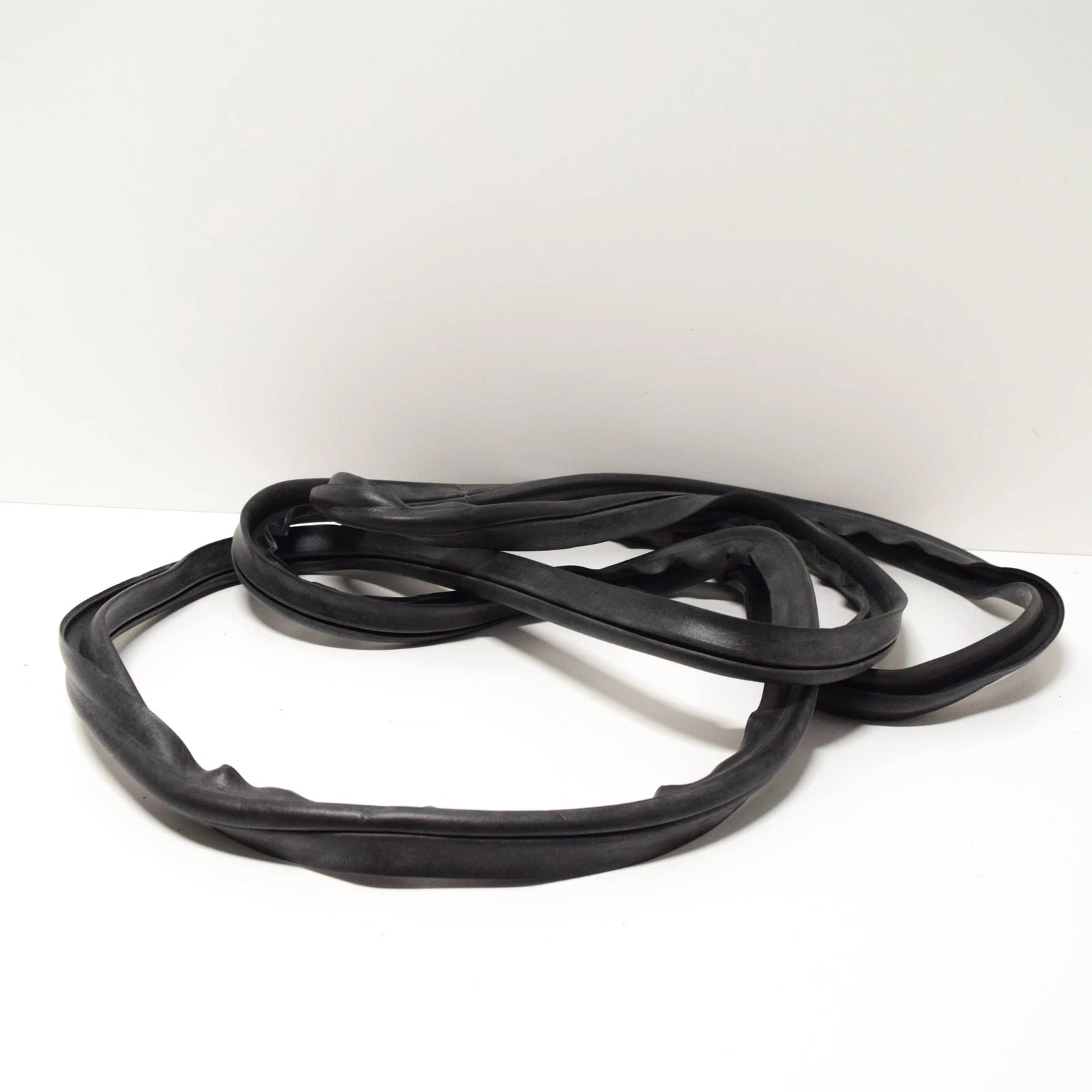 NEW BMW 1502 REAR TAILGATE BOOD LID GASKET SEAL 51715476161 ORIGINAL