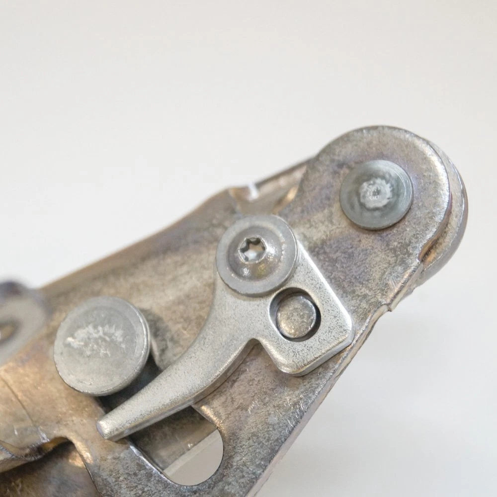 NEW MERCEDES BENZ CLA C117 HOOD BONNET HINGE RIGHT SIDE A1178800228 ORIGINAL