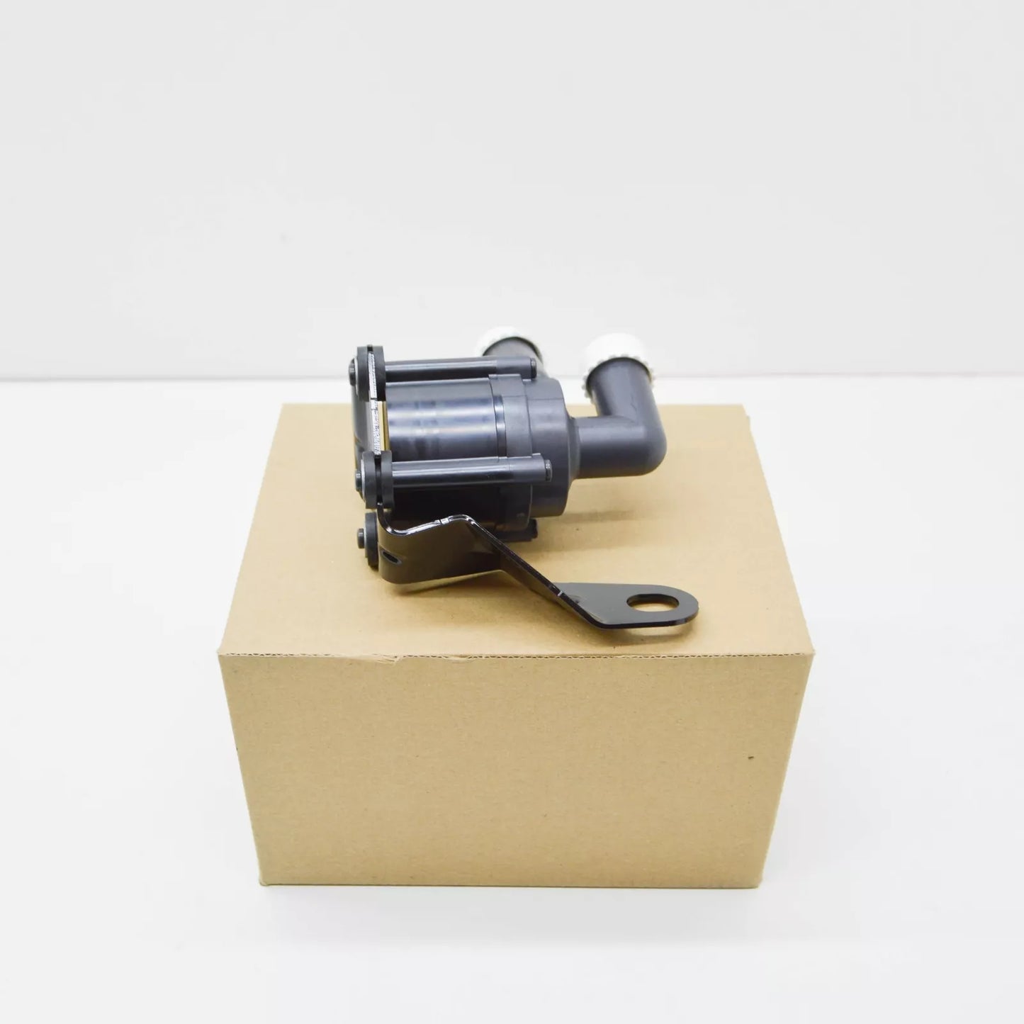 NEW BMW 6 GRAN COUPE F06 AUXILIARY WATER PUMP 64119230237 9230237 ORIGINAL