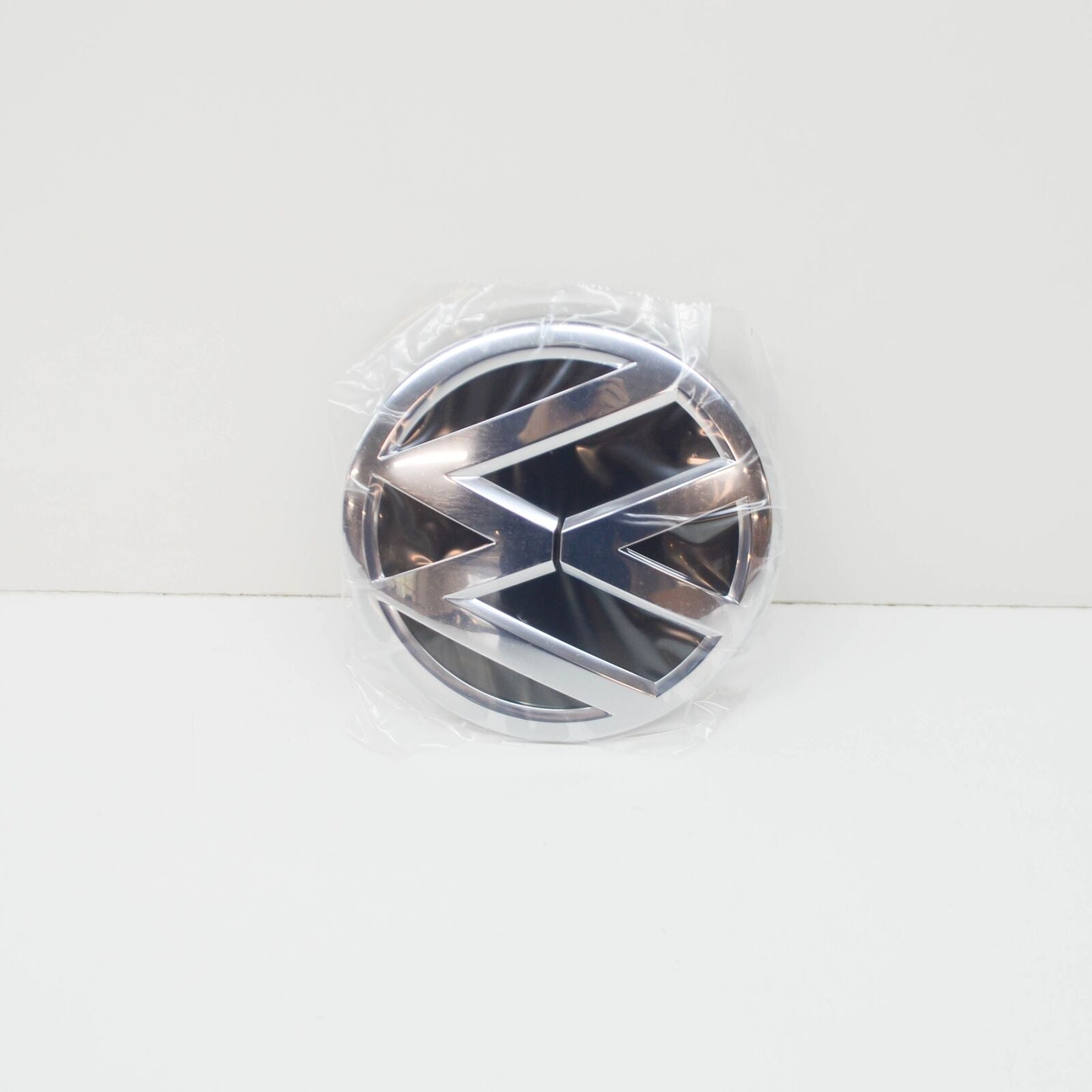 NEW VOLKSWAGEN TOUAREG 7P FRONT VW EMBLEM 7P6853601DFOD ORIGINAL