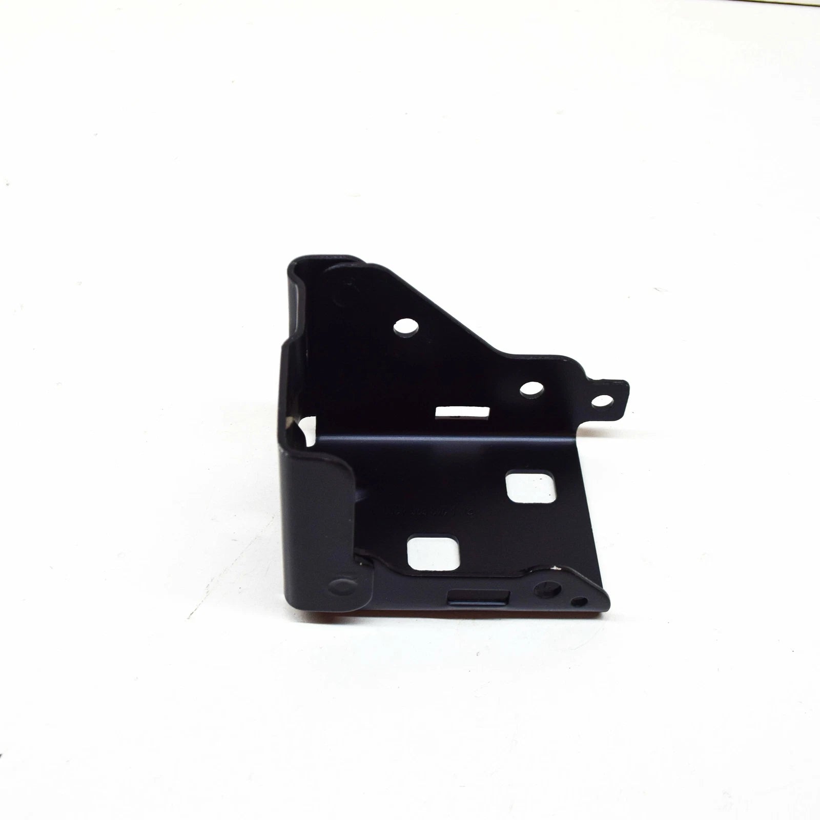 NEW MB E W213 FRONT CROSSMEMBER BOTTOM REAR RIGHT MOUNT A2136261300 ORIGINAL