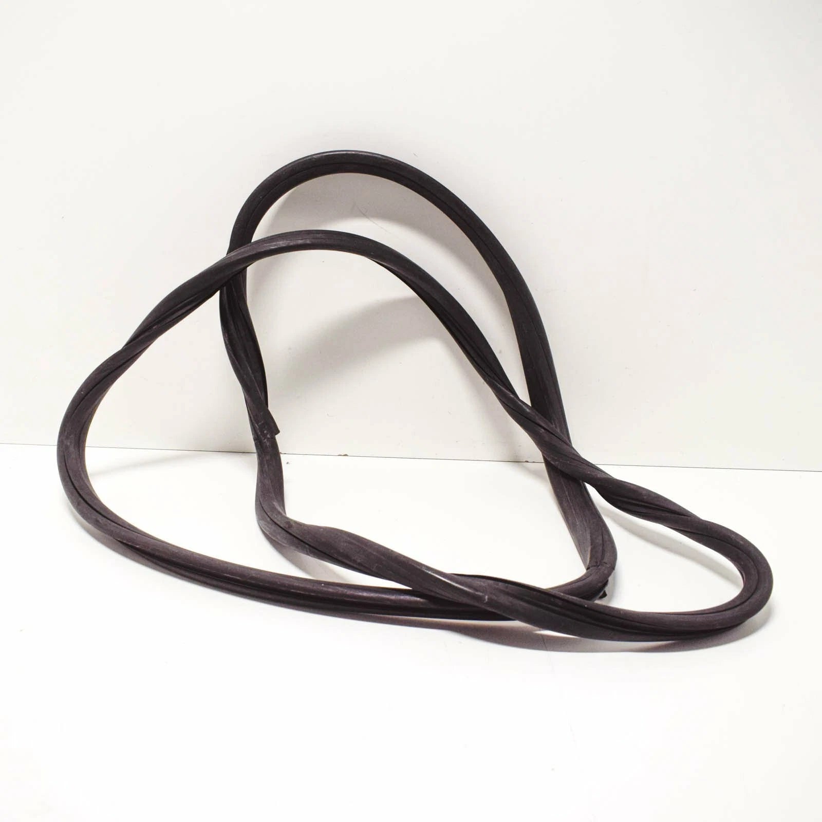 NEW BMW 1602 TOURING REAR WINDSHIELD SEAL FRAME 51311803137 ORIGINAL