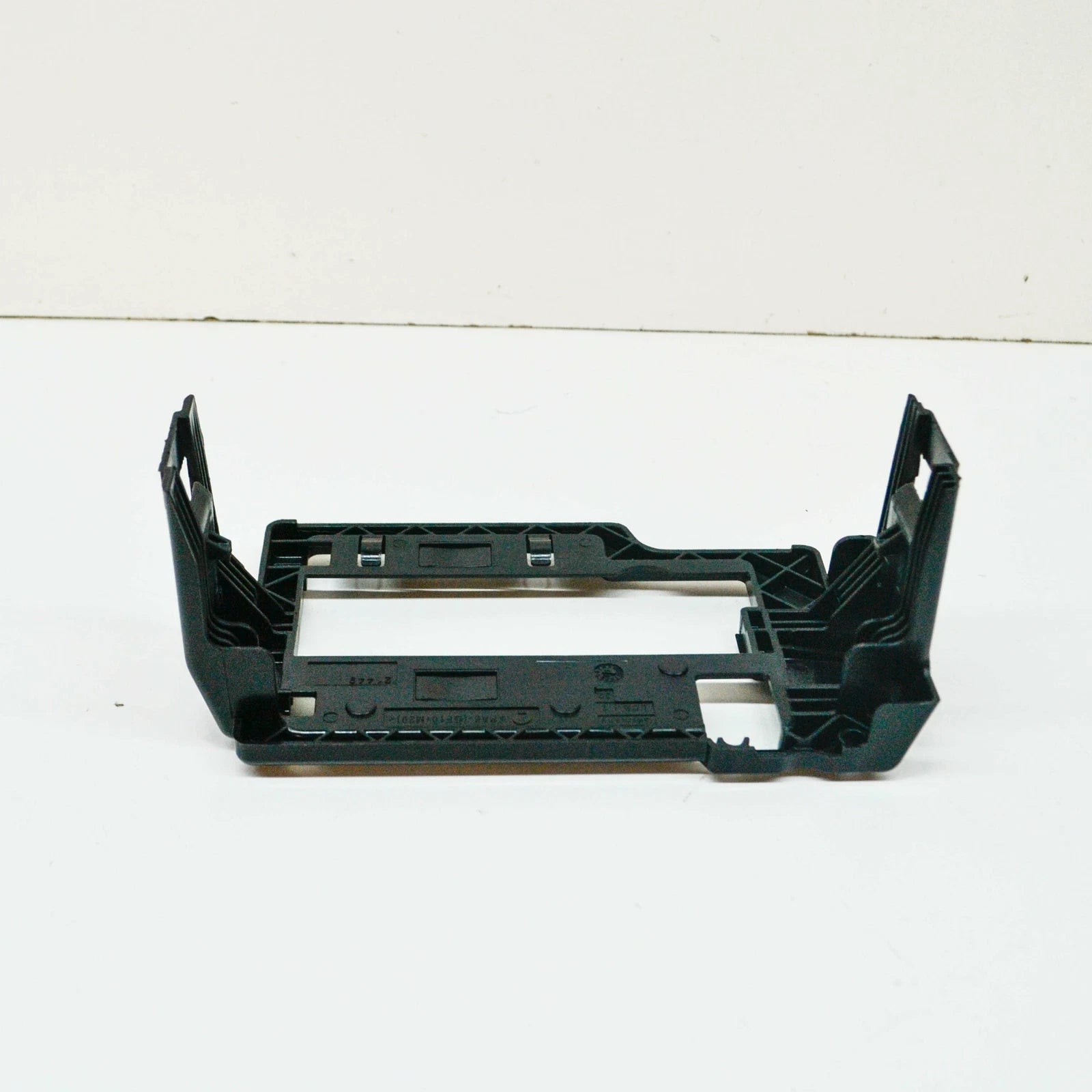 NEW VOLKSWAGEN CA1 ATLAS ENGINE BAY FUSE BOX RETAINER 2Q0915345A ORIGINAL