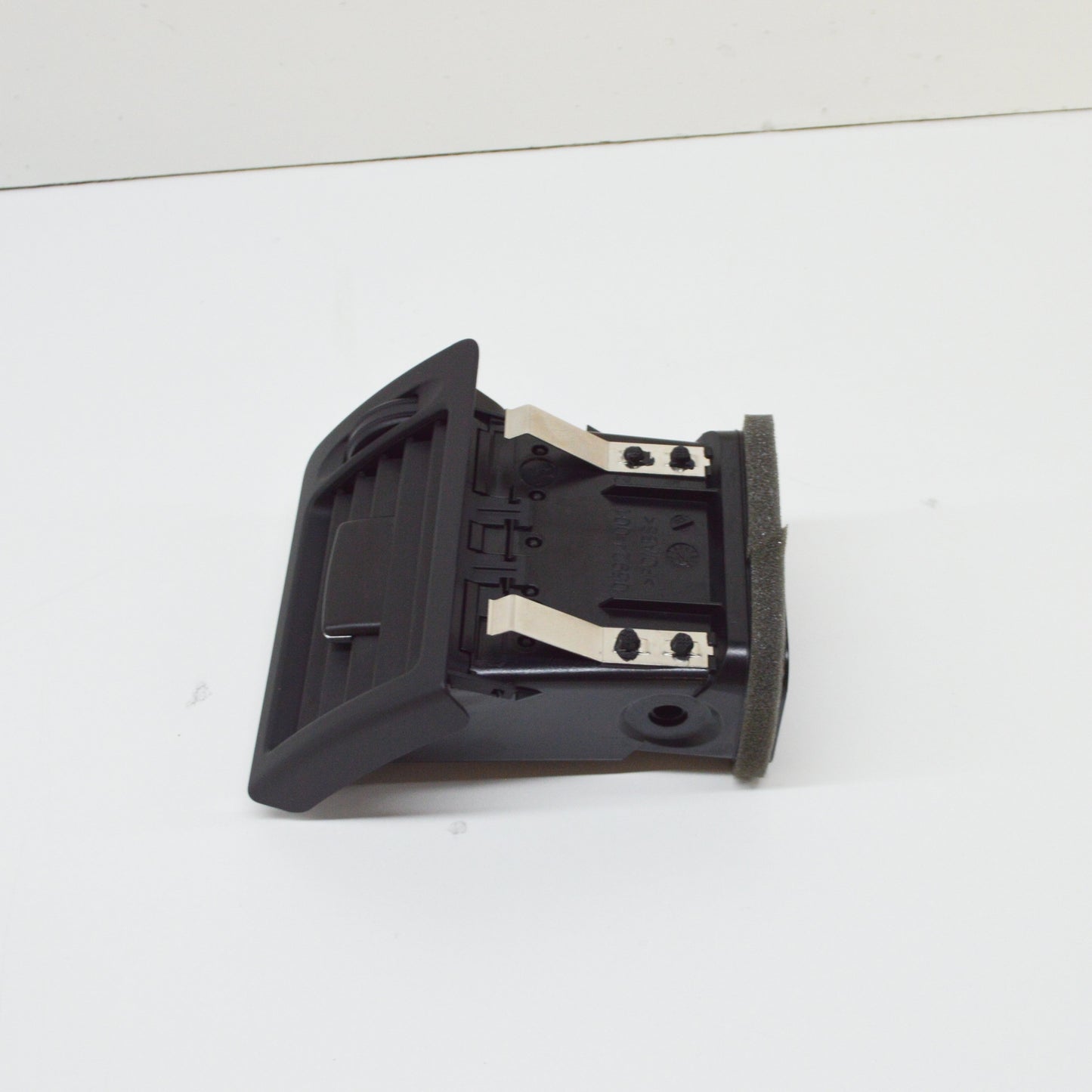 NEW MB C W204 FRONT RIGHT OUTER VENT GRILLE A20483008549116 ORIGINAL