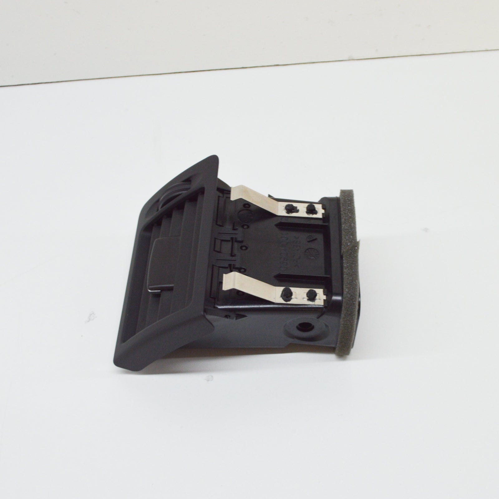 NEW MB C W204 FRONT RIGHT OUTER VENT GRILLE A20483008549116 ORIGINAL