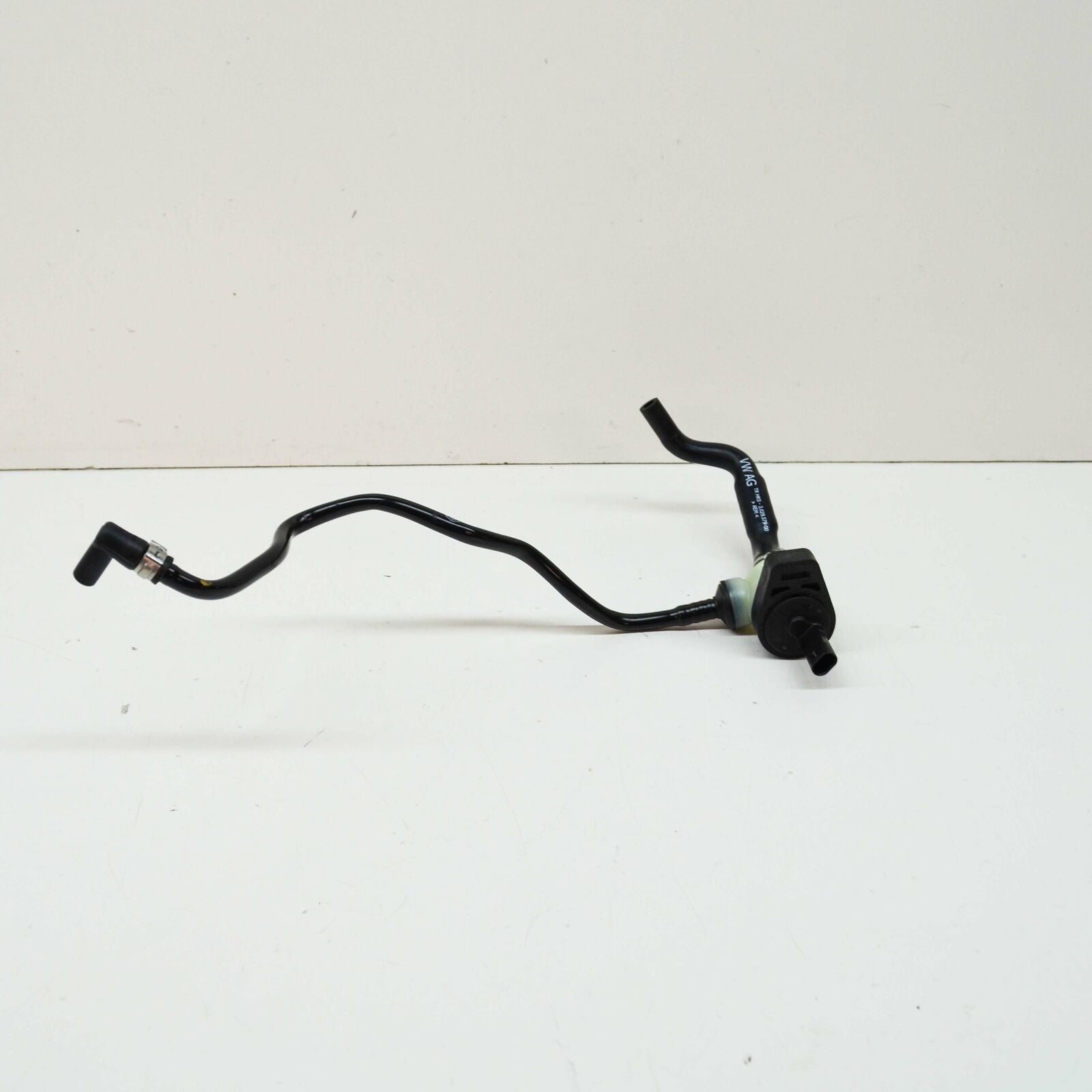 NEW AUDI A4 AVANT B7 ENGINE BREATHER HOSE 06E103207AR ORIGINAL