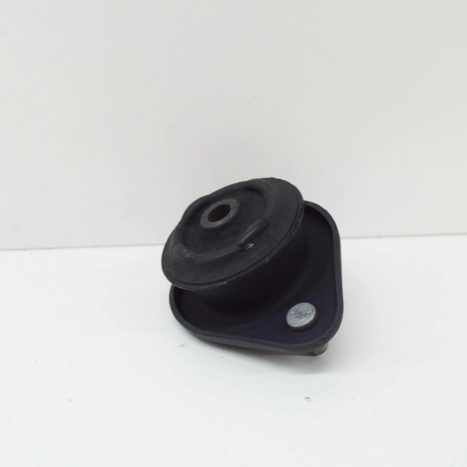 NEW BMW 8 E31 REAR SPRING STRUT GUIDE SUPPORT 33521091605