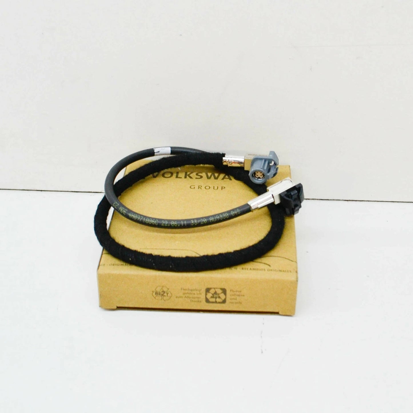 NEW AUDI A4 B8 ADAPTER CABLE LOOM 2010