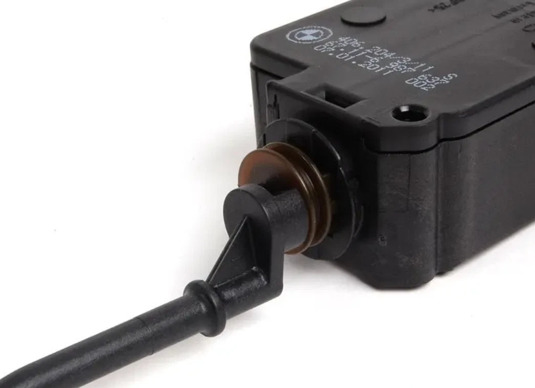 NEW BMW 3 E46 FUEL TANK COVER LOCK 6987637 67116987637 ORIGINAL