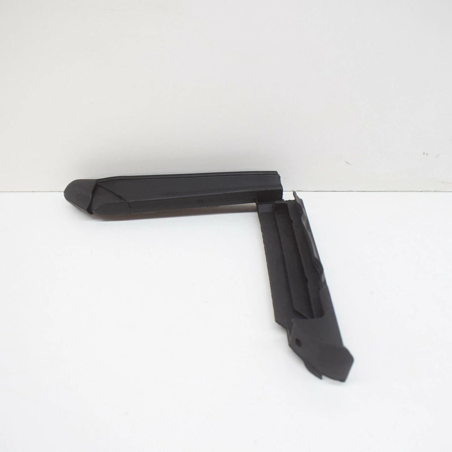 NEW MERCEDES-BENZ S W126 FRONT RIGHT WINDOW RUN SEAL A1267250866