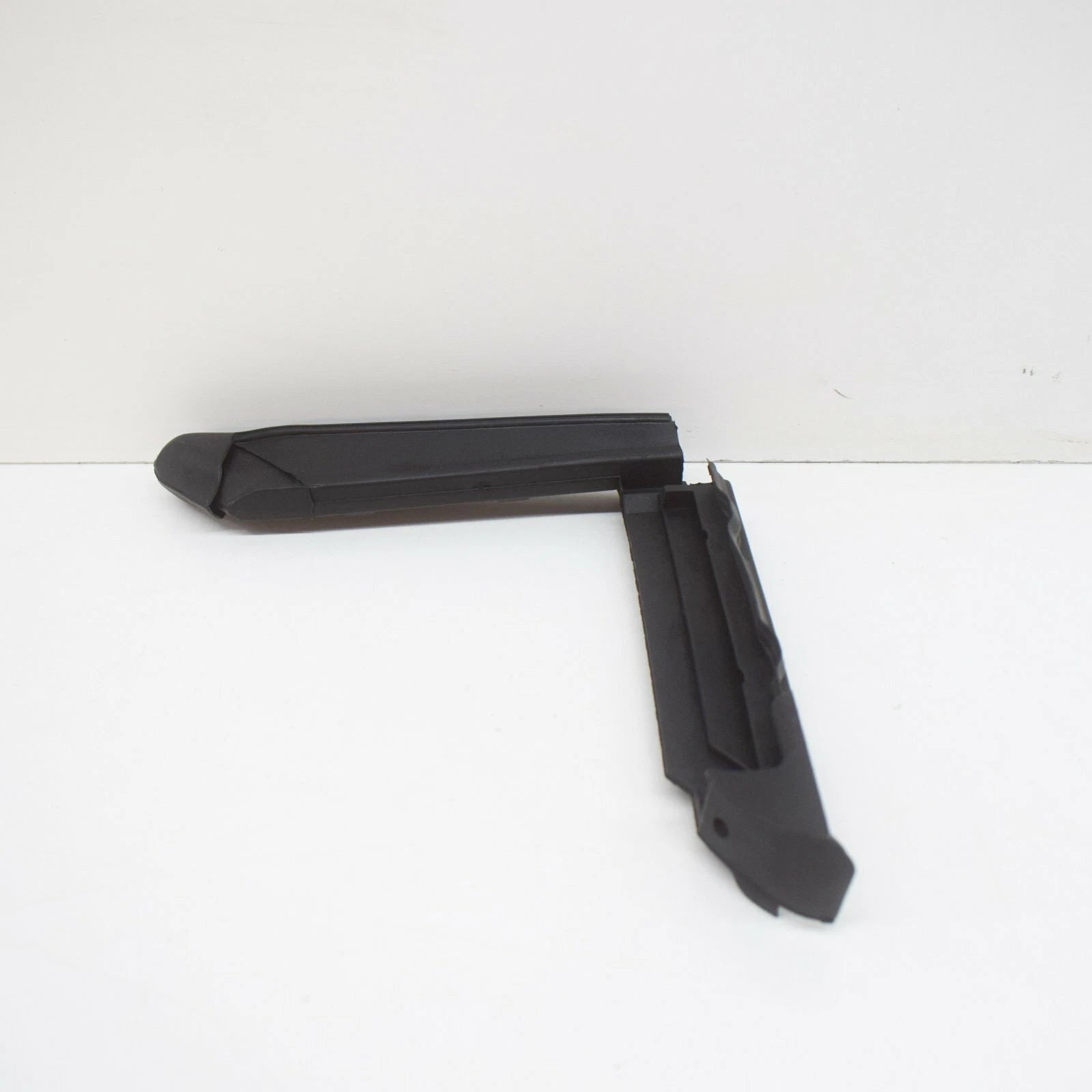 NEW MERCEDES-BENZ S W126 FRONT RIGHT WINDOW RUN SEAL A1267250866