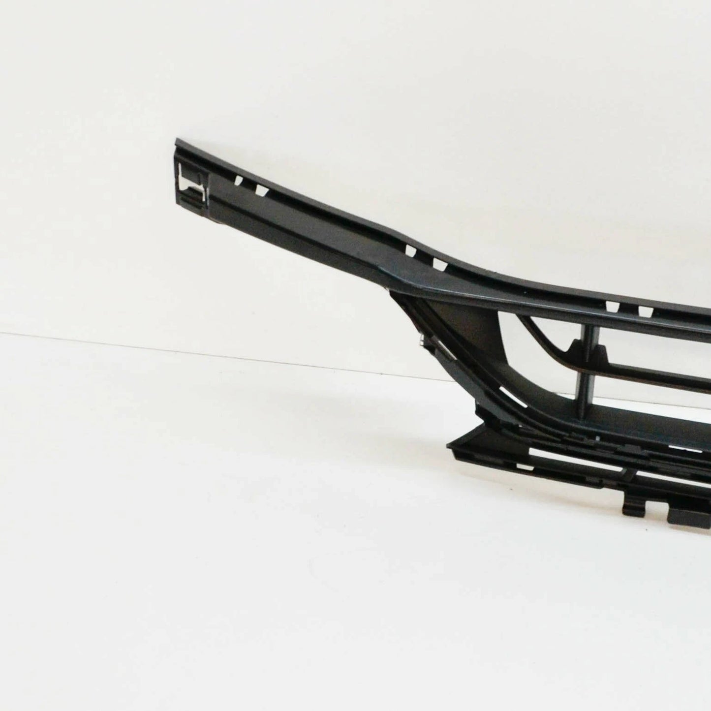 NEW MERCEDES-BENZ C W205 FRONT BUMPER CENTER LOWER GRILLE A2058857904 ORIGINAL