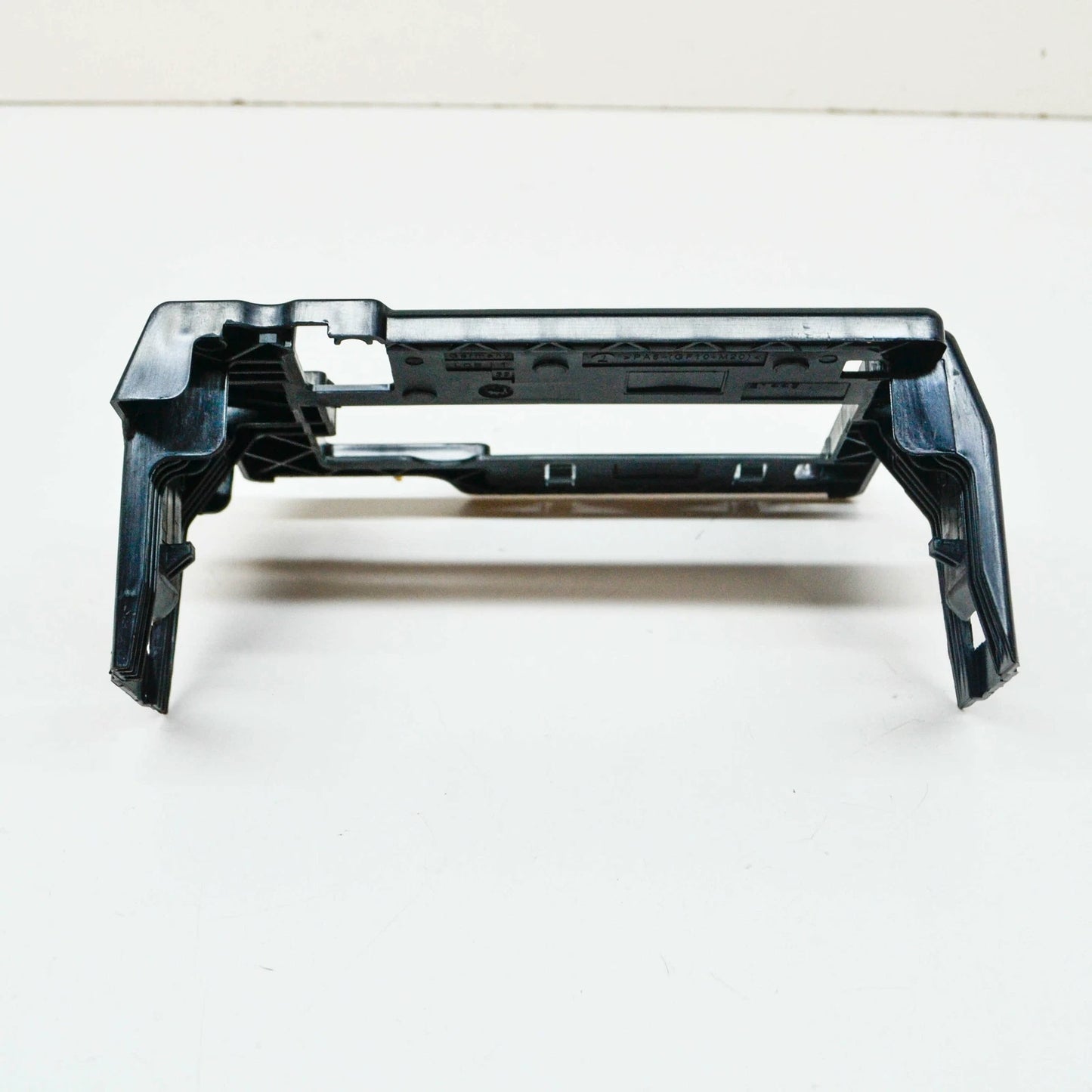 NEW VOLKSWAGEN CA1 ATLAS ENGINE BAY FUSE BOX RETAINER 2Q0915345A ORIGINAL