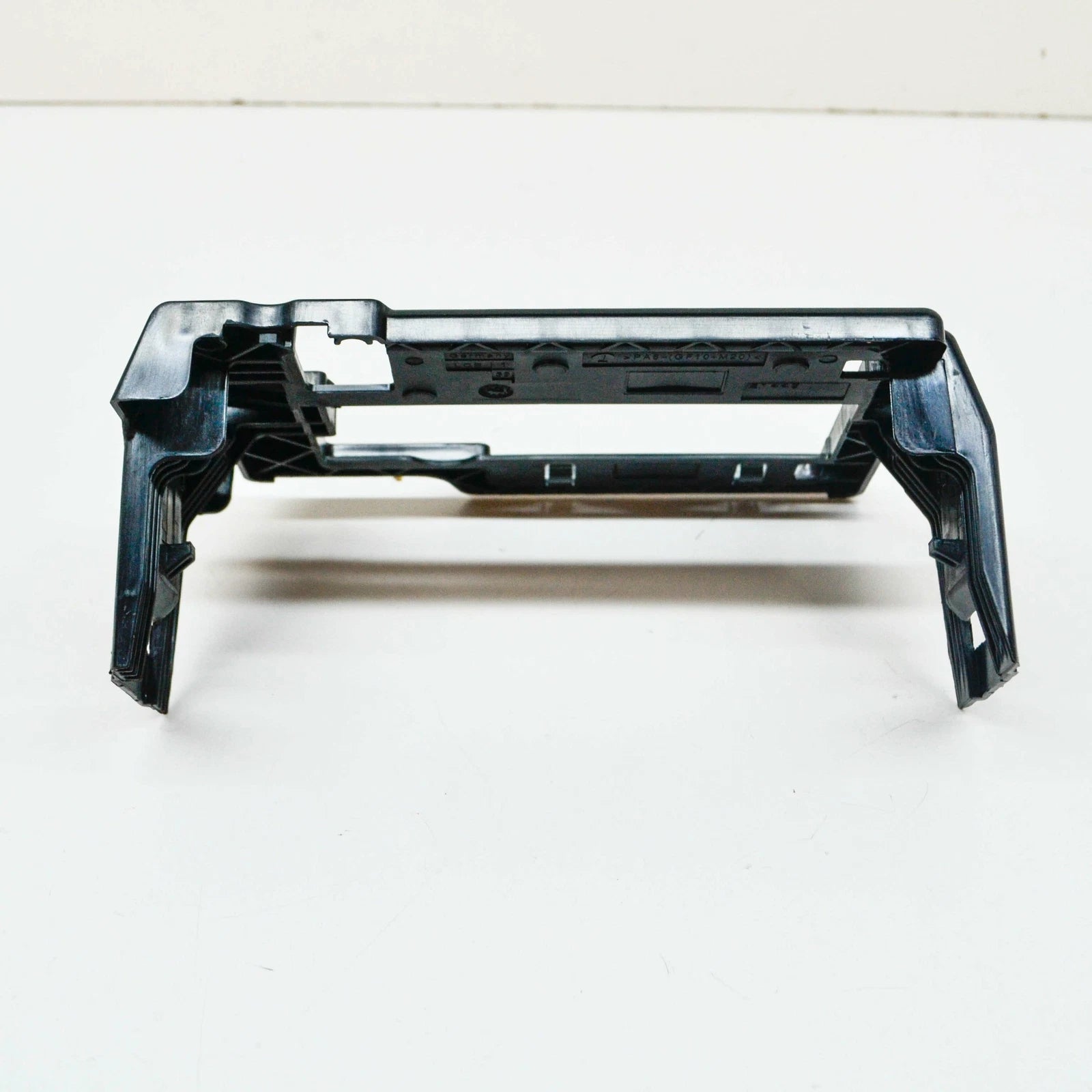 NEW VOLKSWAGEN CA1 ATLAS ENGINE BAY FUSE BOX RETAINER 2Q0915345A ORIGINAL