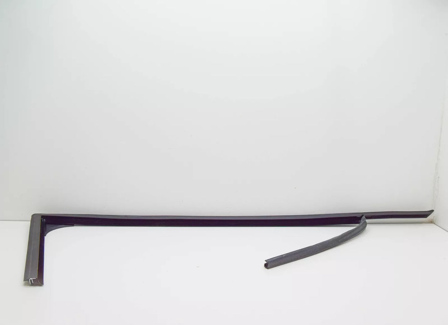 NEW AUDI A3 8P FRONT RIGHT WINDOW GLASS SEAL 8P4837440B ORIGINAL