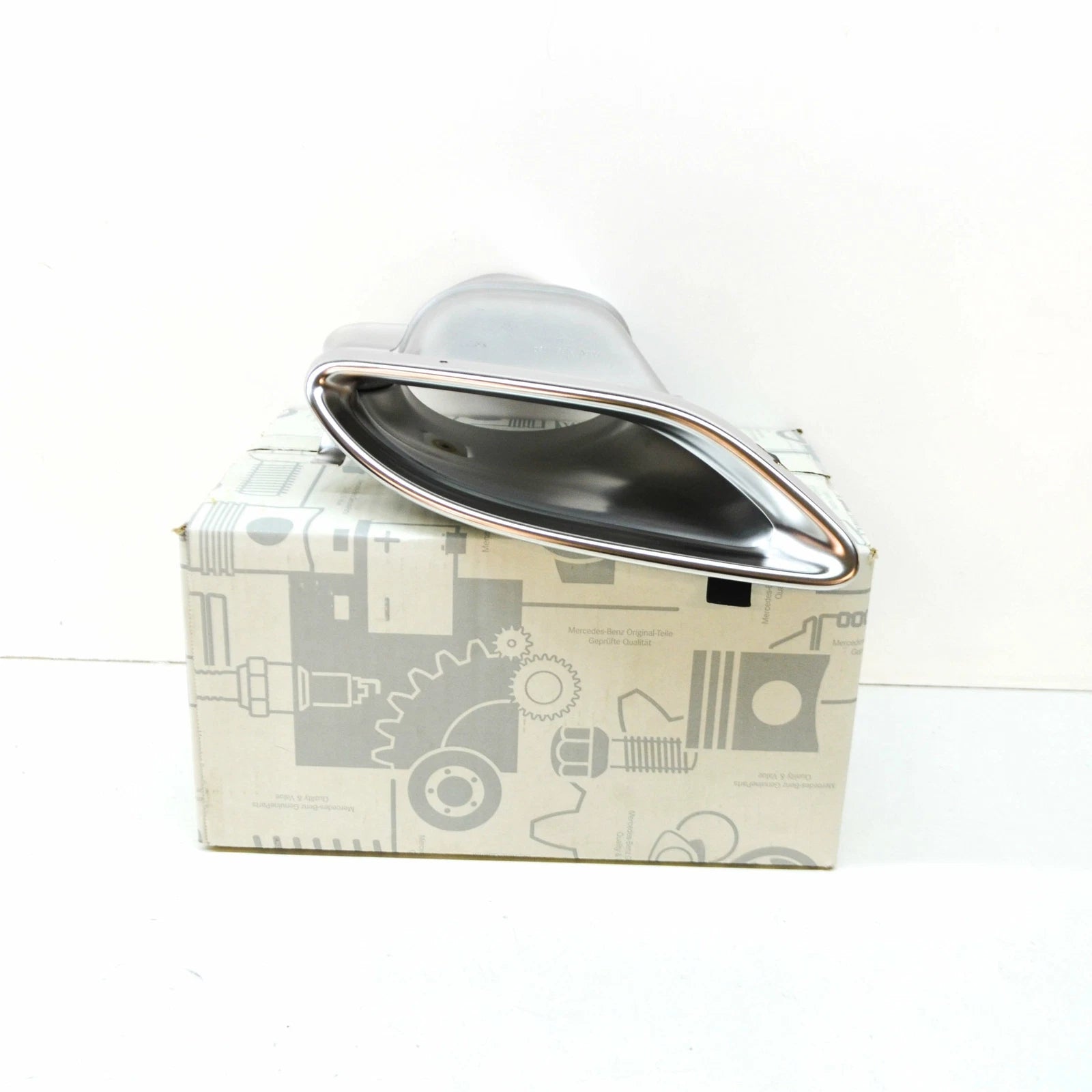 NEW MERCEDES-BENZ E-CLASS S212 RIGHT EXHAUST TIP COVER A2124902827