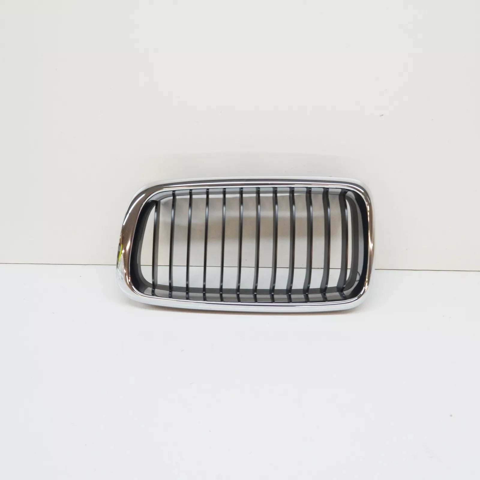 NEW BMW E38 SEDAN FRONT RADIATOR KIDNEY GRILLE LEFT 8231593 51138231593 ORIGINAL