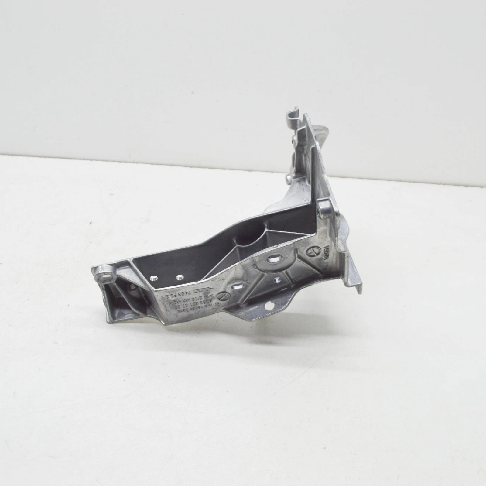 NEW MERCEDES-BENZ E W213 FRONT RADIATOR RIGHT SUPPORT A2536210700