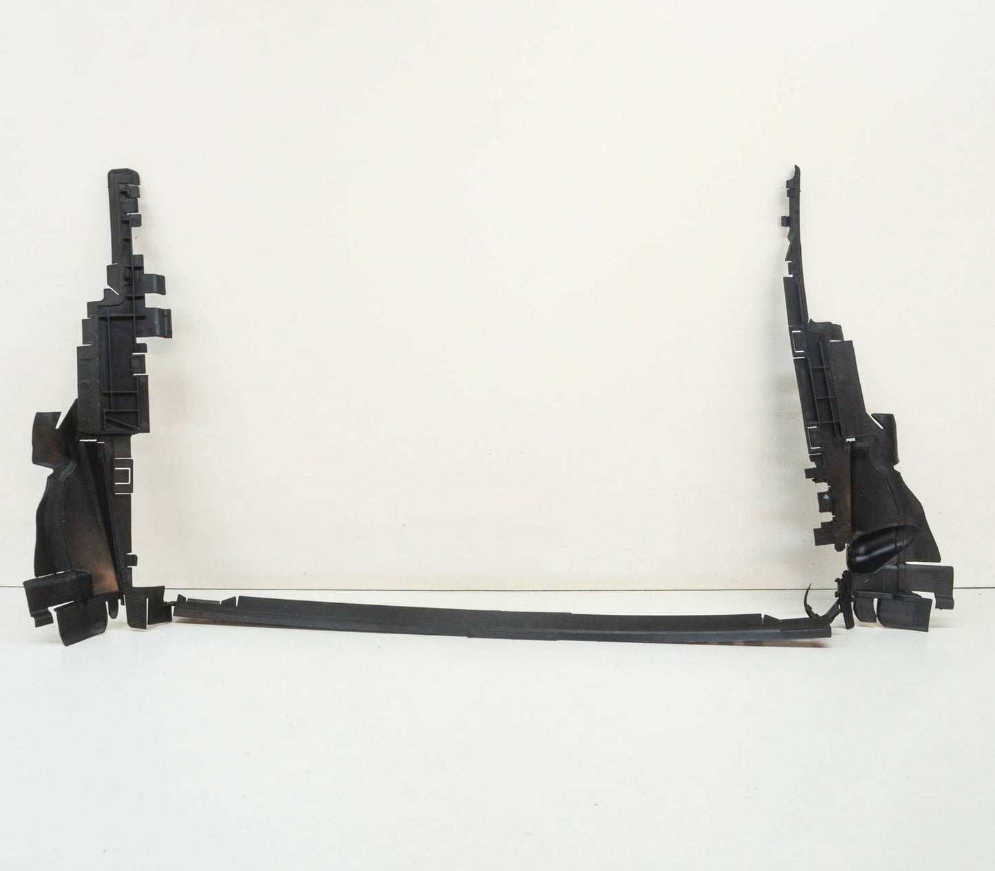 NEW MERCEDES-BENZ C W204 AMG RADIATOR TOP AIR DUCT A2045052230 ORIGINAL