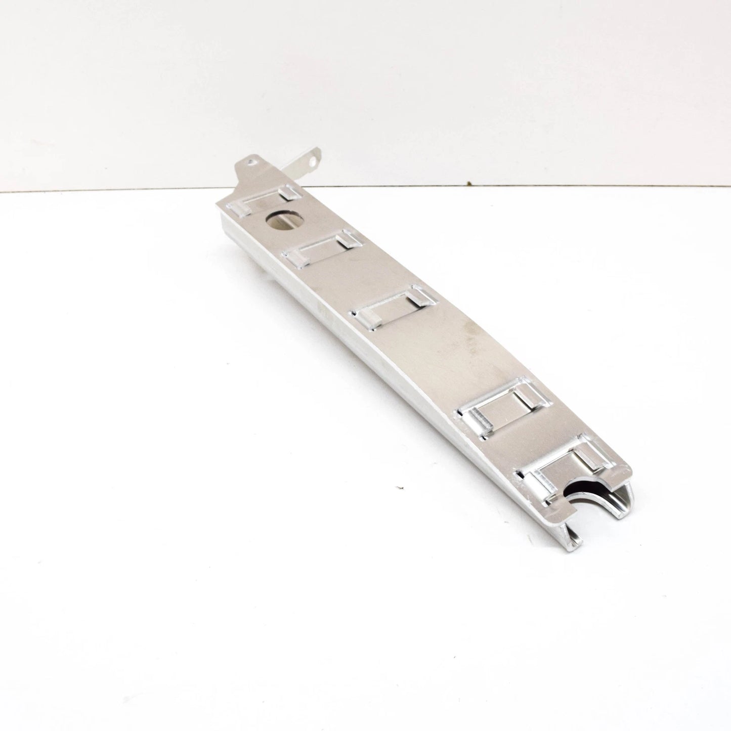 NEW BMW 1 F40 RIGHT LOWER RADIATOR SUPPORT AIR DUCT BRACKET 51747462144 ORIGINAL