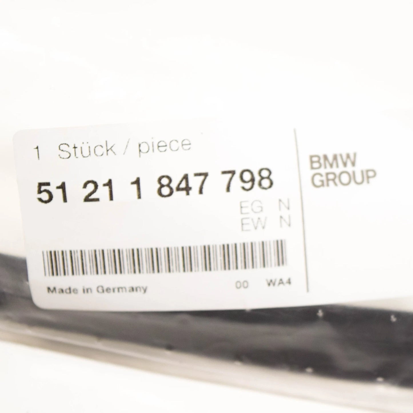 NEW BMW 1502 OUTER WINDOW DOOR WEATHERSTRIP 51211847798 ORIGINAL