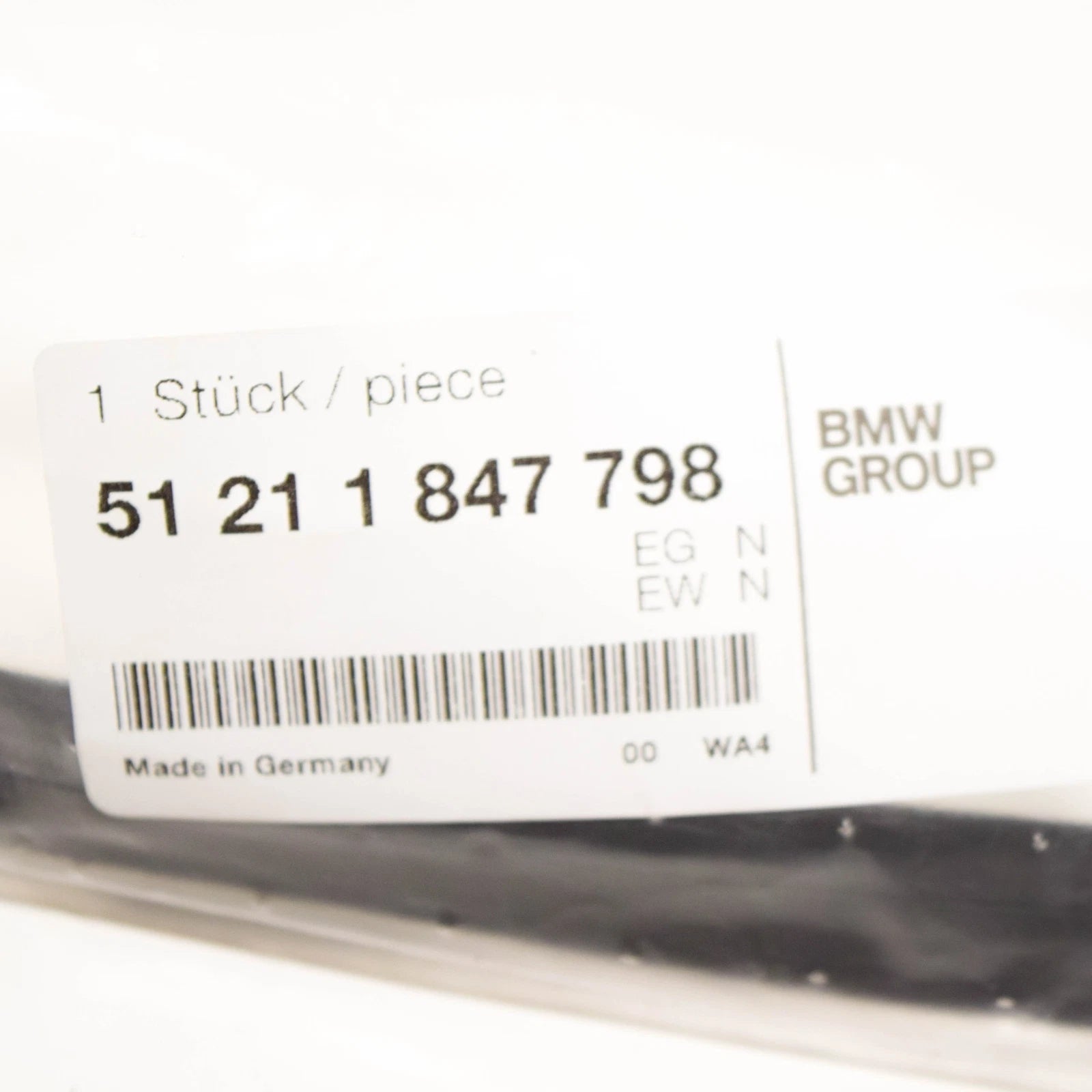 NEW BMW 1502 OUTER WINDOW DOOR WEATHERSTRIP 51211847798 ORIGINAL