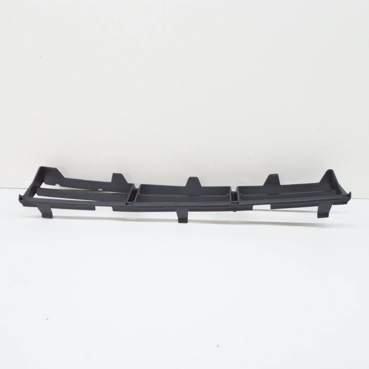 NEW BMW 5 E39 FRONT BUMPER LOWER CENTER GRILLE 51118235671 ORIGINAL