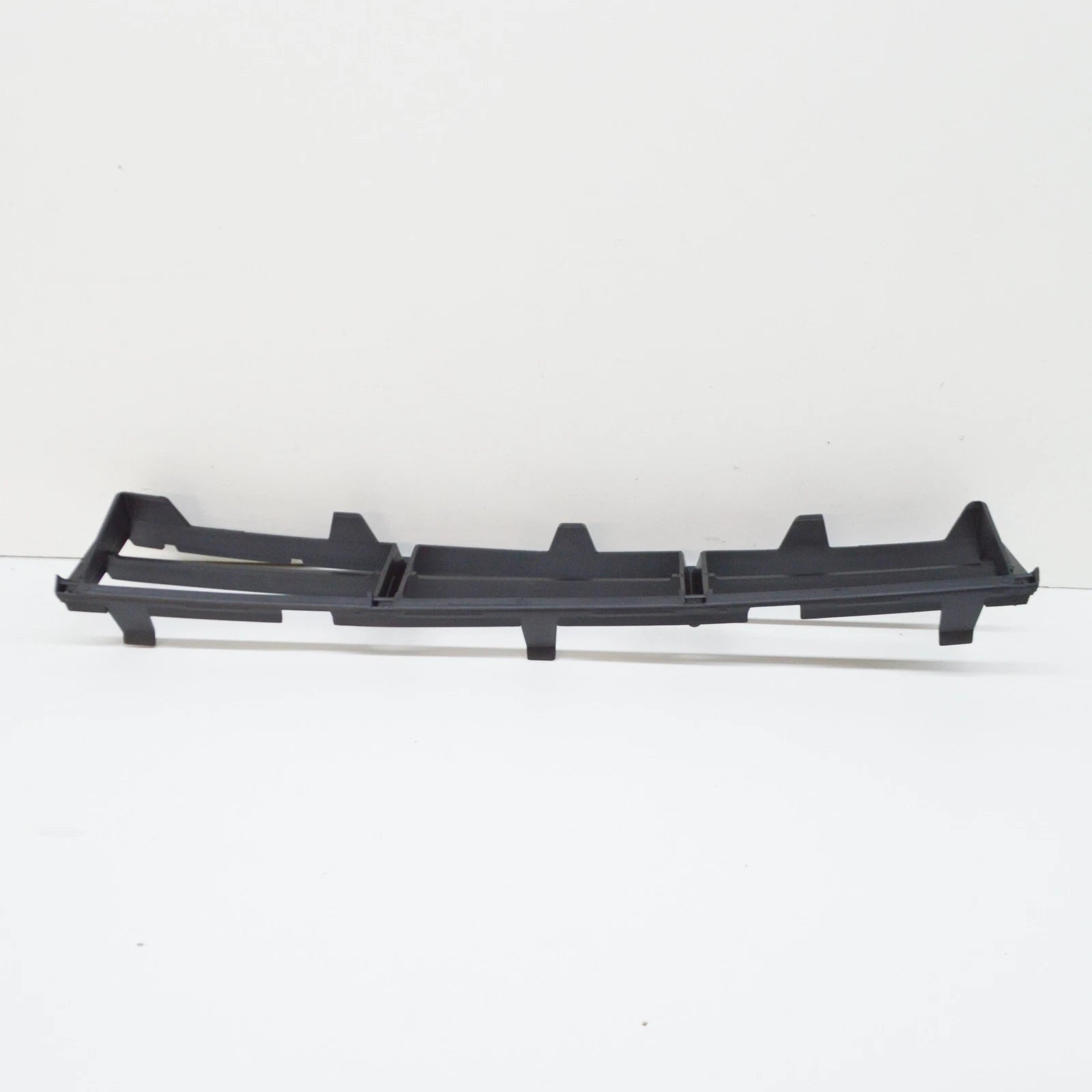 NEW BMW 5 E39 FRONT BUMPER LOWER CENTER GRILLE 51118235671 ORIGINAL