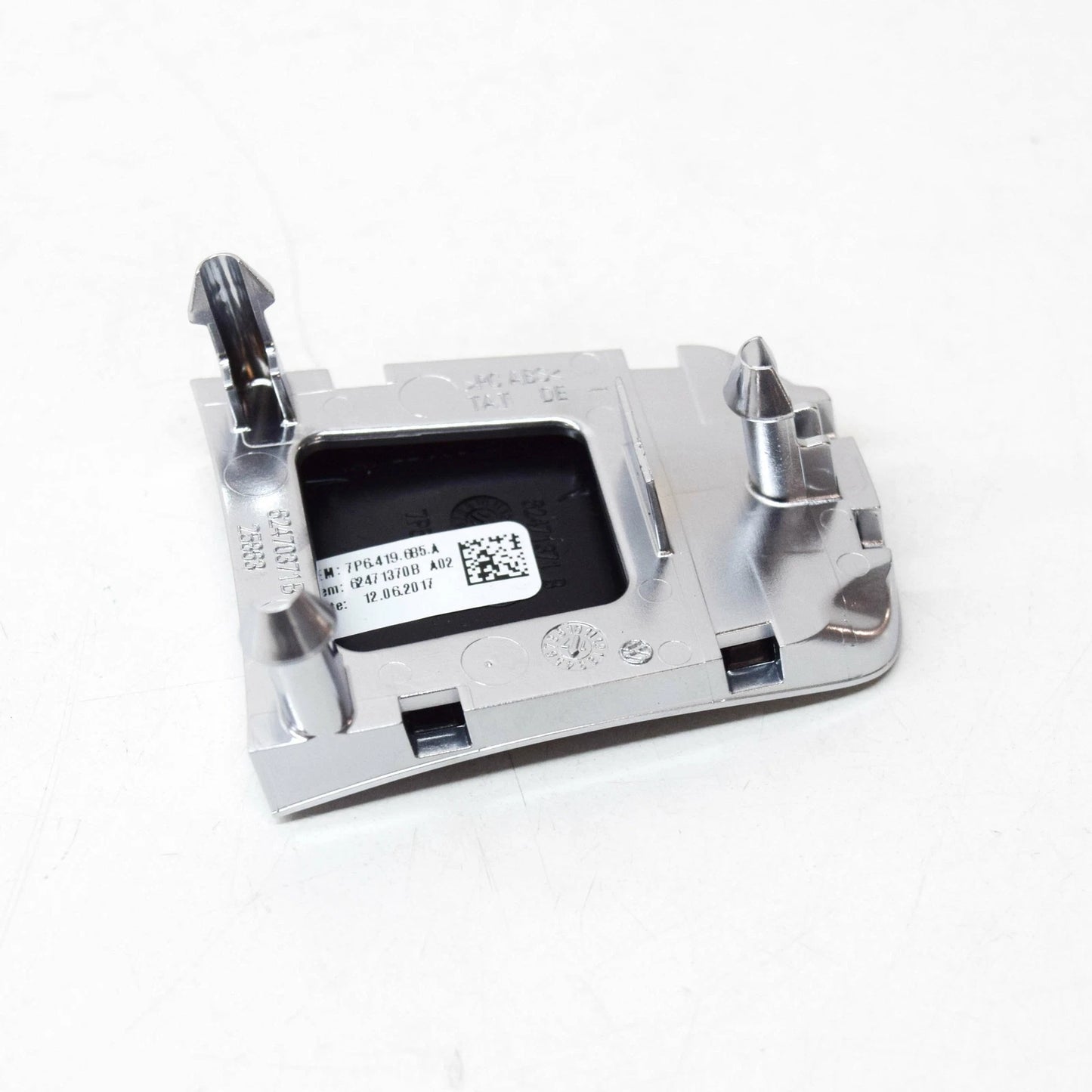 NEW VW TOUAREG 7P STEERING WHEEL LOWER BADGE "R" 7P6419685AP0P 2012 12094880