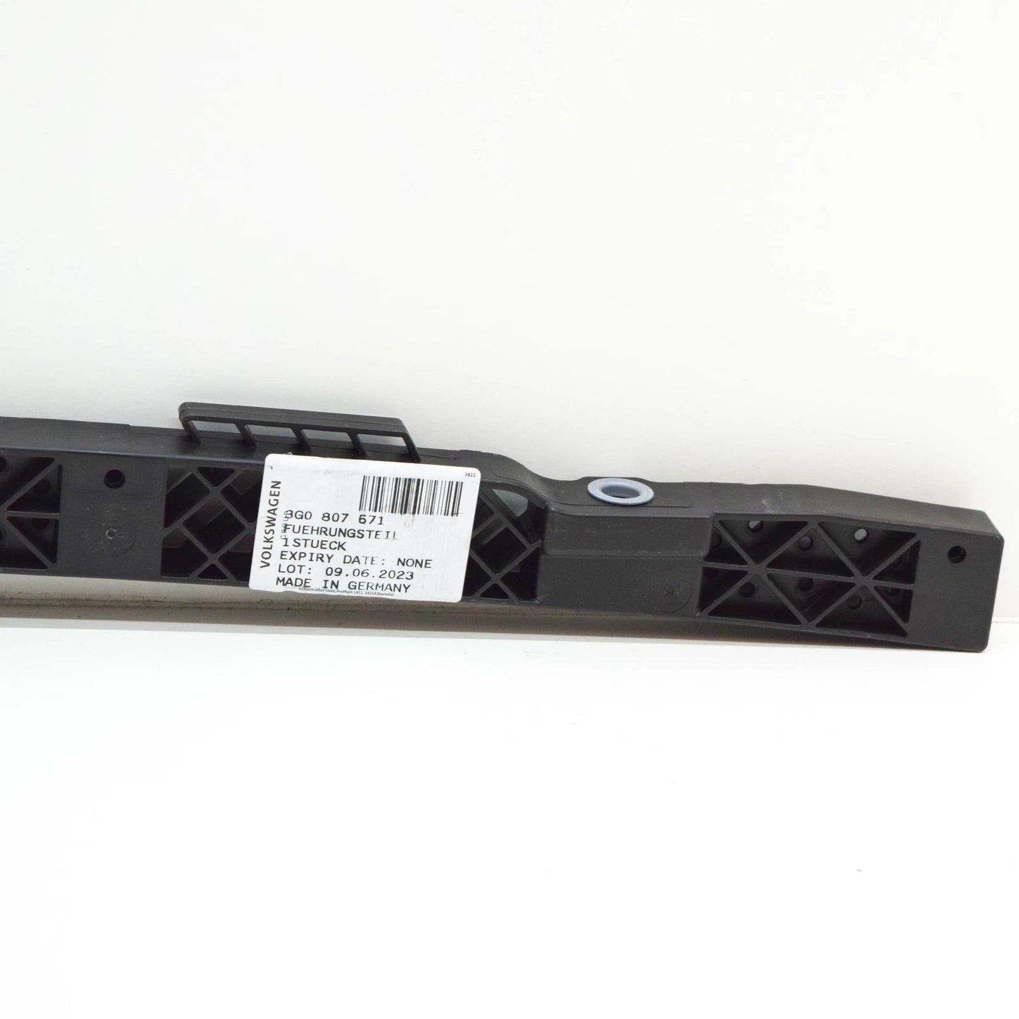 NEW VOLKSWAGEN PASSAT B8 FRONT BUMPER CENTER BRACKET 3G0807571 ORIGINAL